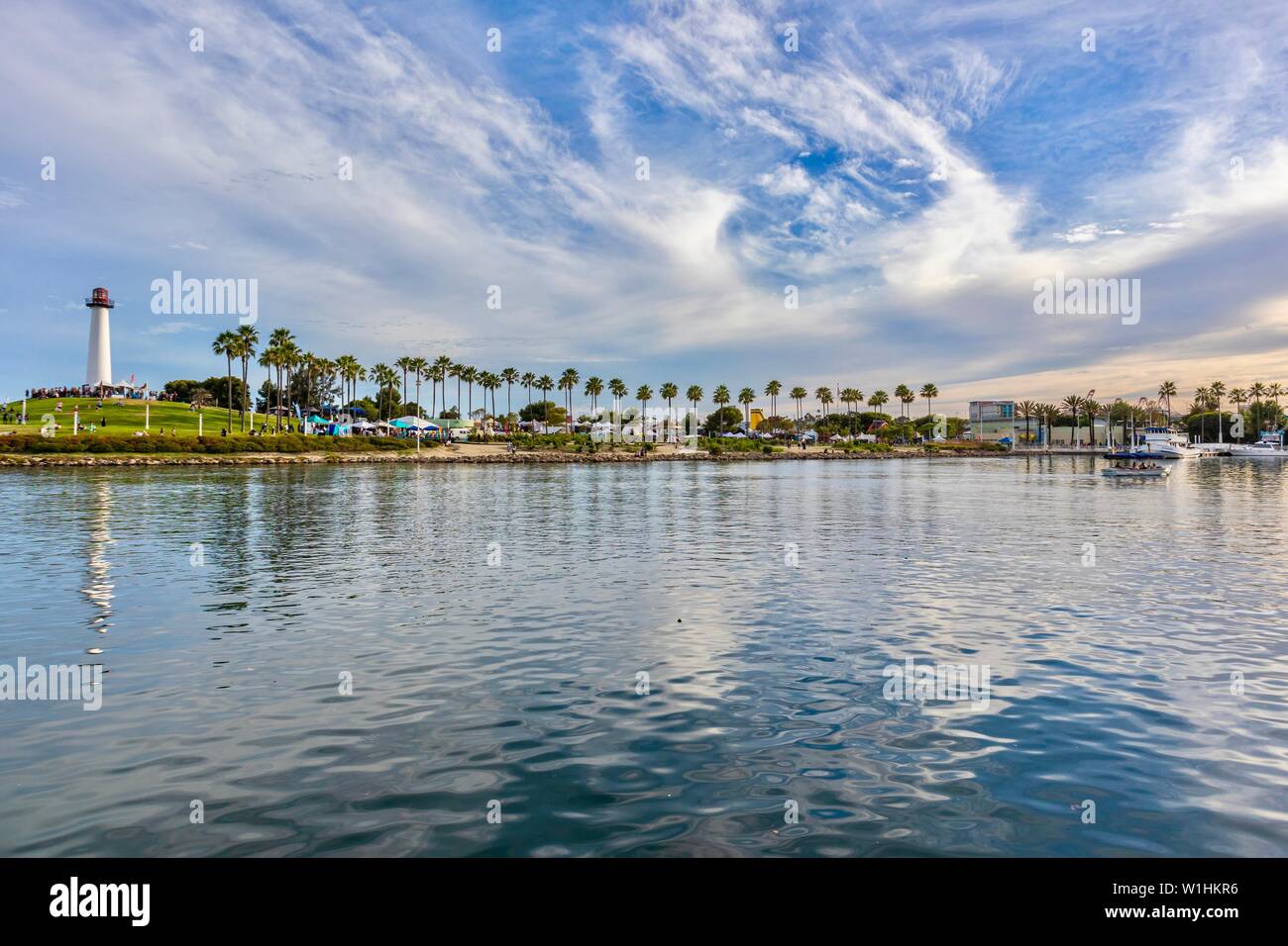 Parc Aquatique du littoral montrant le phare, mer et ciel dramatique à Long Beach, Californie Banque D'Images