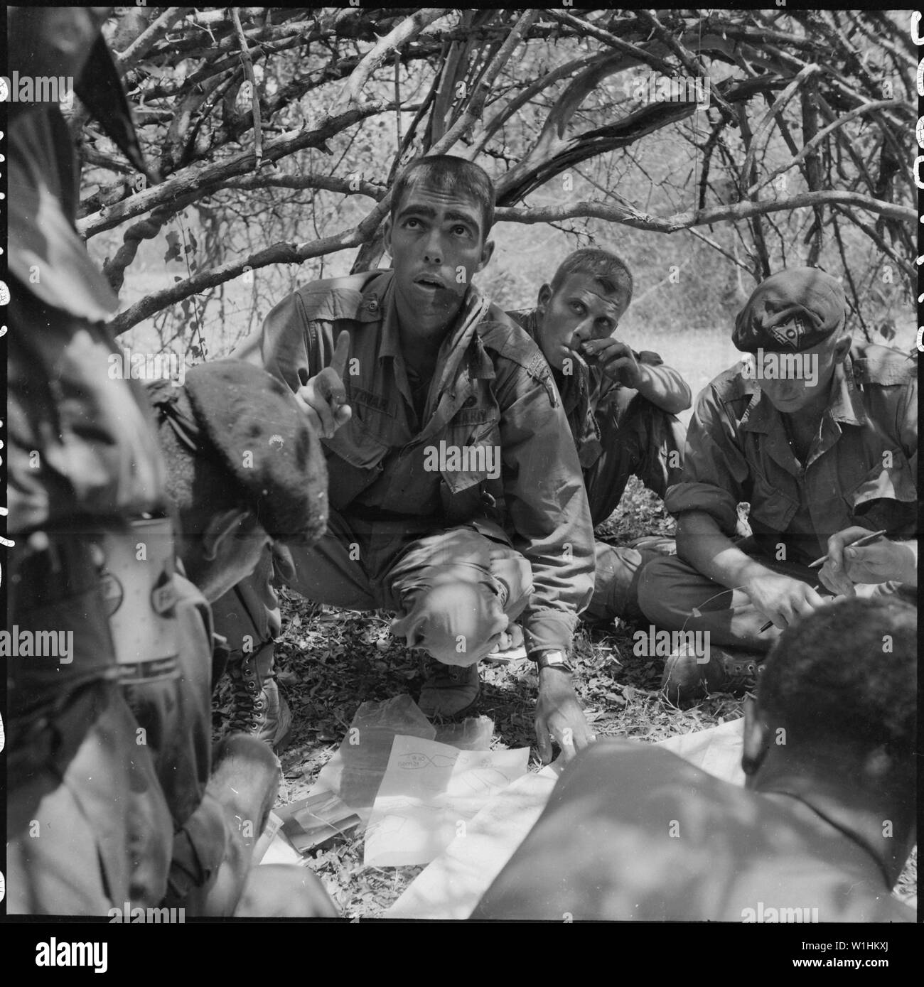 Phan Rang, Vietnam....Premier lieutenant Tovar du Recondos donne des instructions à son équipe alors que les dirigeants dans le cadre de l'opération Farafot IV. Banque D'Images