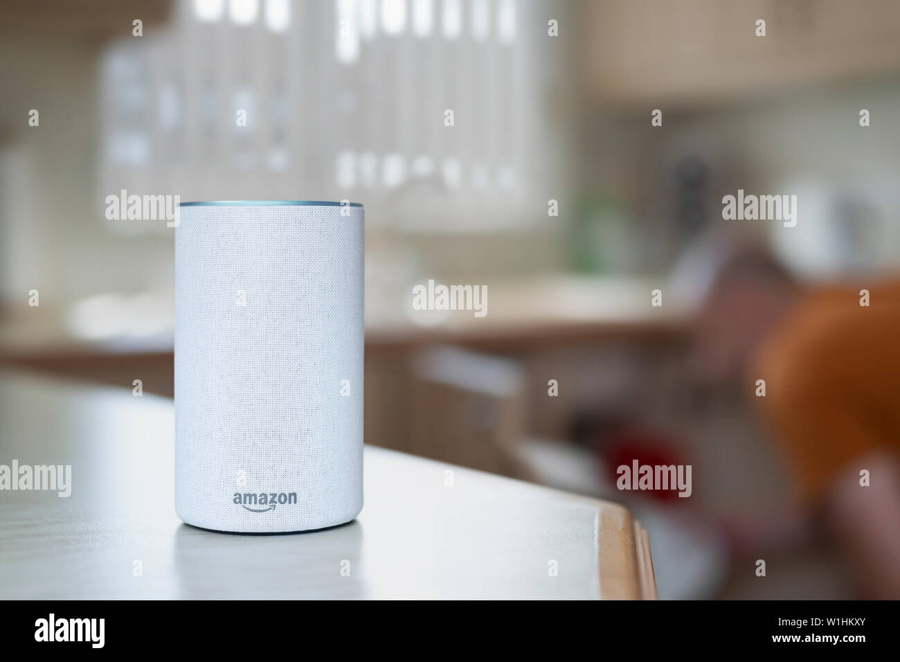 Une 2e génération de l'écho et le président d'Amazon smart Personal  assistant est vu dans une cuisine dans une maison alors qu'un homme atteint  d'une plaque à l'arrière-plan Photo Stock - Alamy