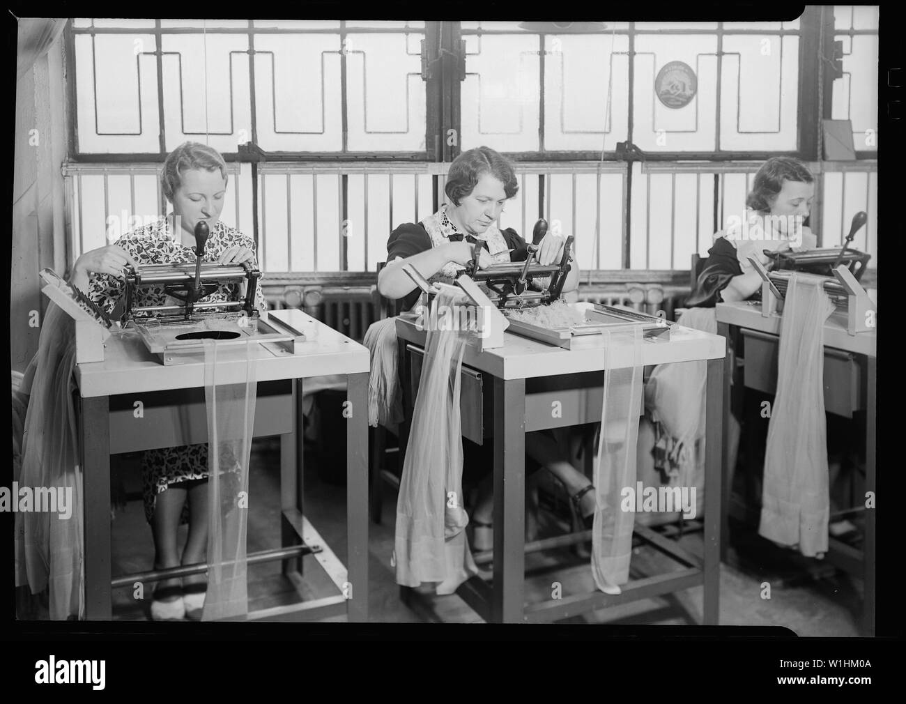 Philadelphie, Pennsylvanie - bonneterie. Minnesac Mills. [Trois femmes travaillant à des machines.] Banque D'Images