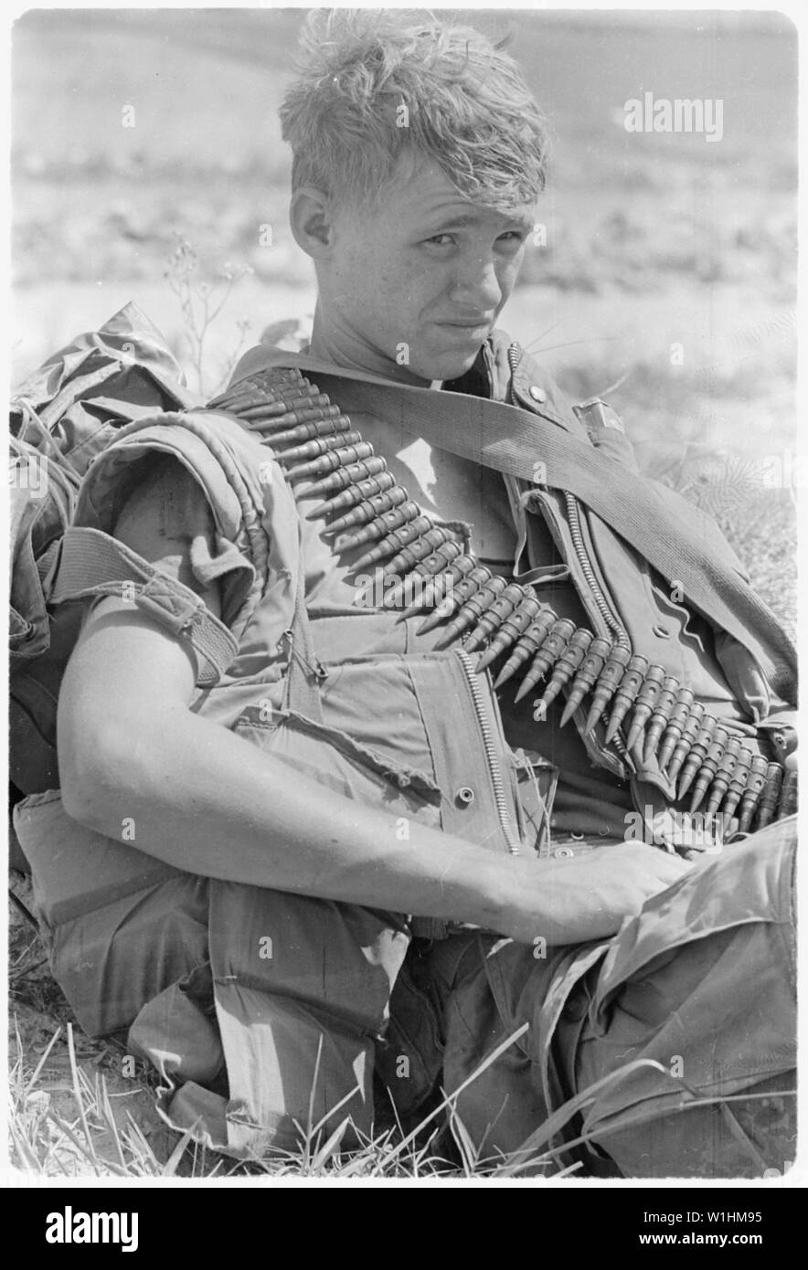 Photographie de soldat de première classe Russell R. Widdifield au Vietnam ; Portée et contenu : Anglais : légende originale : Vietnam ... Le soldat de première classe Russell R. Widdifield de 3e peloton, Compagnie M, 3e Bataillon, 7e Régiment de Marines, prend une pause au cours d'un mouvement de masse à 25 miles au nord d'un Hoa, Vietnam du Nord Banque D'Images
