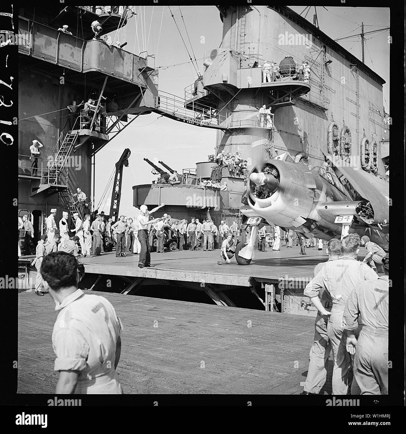 Avion à bord de l'USS Saratoga (CV-3). Parker à la signalisation d'avion pilote de F6F. Banque D'Images