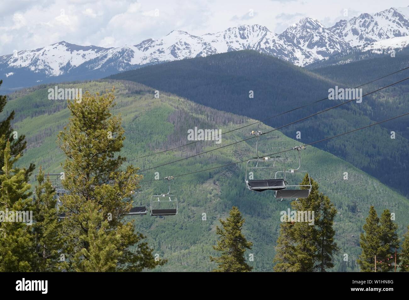 Au cours de l'été un télésiège monte le flanc d'une montagne en voile, au Colorado. Banque D'Images