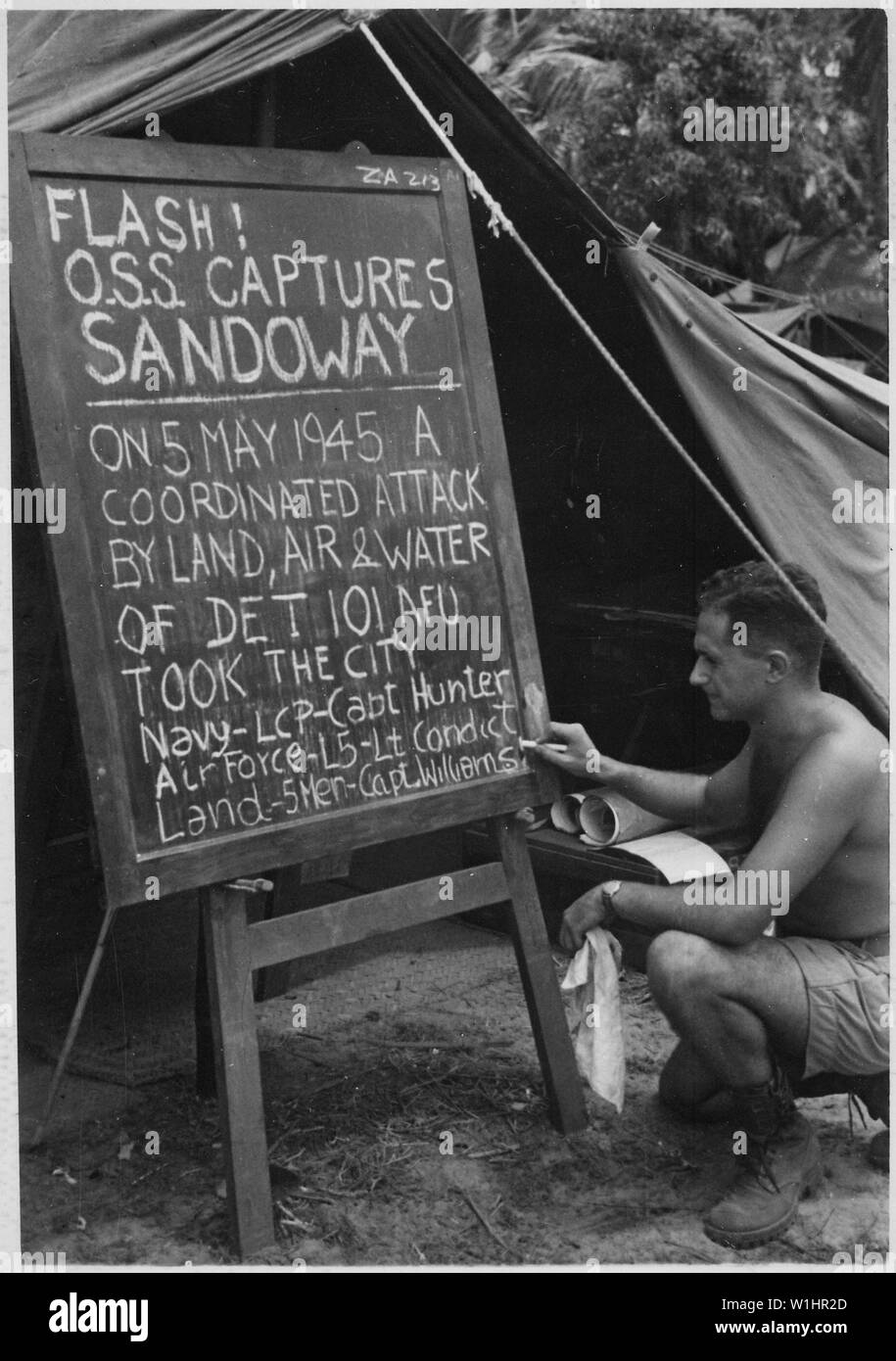 Le soldat de première classe Edeleanu imprime news bulletin de renseignements de l'extérieur du conseil bulletin tente d'Kyaukpyu camp la veille du Bureau des Services stratégiques (OSS), l'AFU, départ via convoi pour Rangoon. 101 l'île de Ramree, détachement, la Birmanie, le 6 mai 1945. ; notes générales : utilisation de la guerre et des conflits Nombre 1161 lors de la commande d'une reproduction ou demande d'informations sur cette image. Banque D'Images