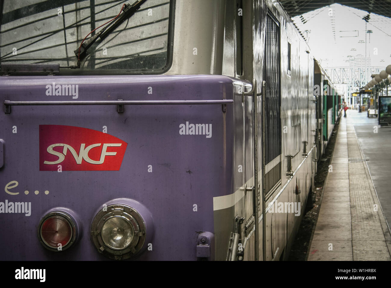 PARIS, FRANCE - 13 juillet 2011 : train régional avec le logo de chemins de fer français SNCF sur une plate-forme de Paris Gare du Nord. Cette station est Banque D'Images