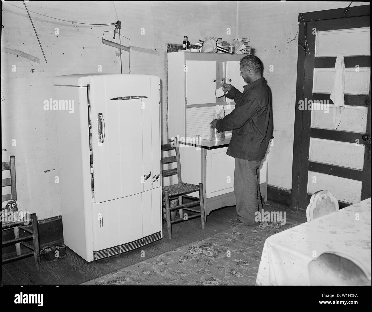 Robert Harold, mineur, dans sa cuisine. Lui et sa femme ont vécu dans cette maison depuis 16 ans. Pour les quatre pièces qu'il paie 11 $ par mois, plus 1 $ par mois pour l'eau et de 2 mois pour l'électricité. Il a peint, réparé, tapissés, construit la piste plus de fossé en face de la maison. Il a dit, tout ce qui a été fait, je n'ai moi-même. Le sud de Coal Corporation, Bradshaw Mine, Bradshaw, McDowell County, Virginie occidentale. Banque D'Images