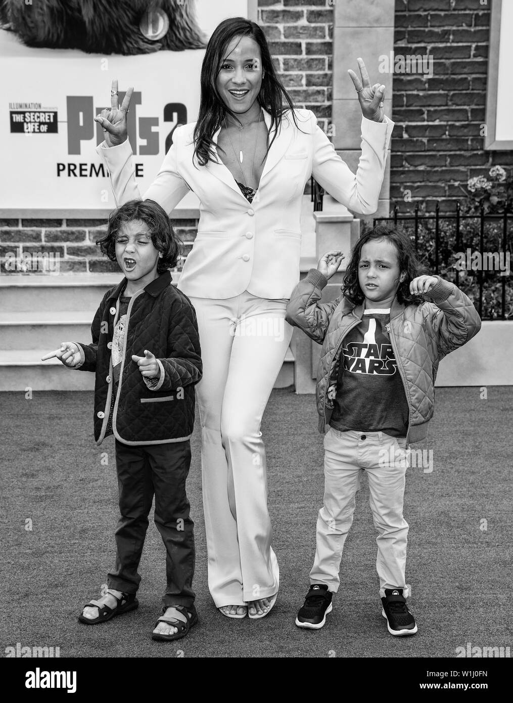 Los Angeles, CA - 02 juin 2019 : John, Dania Ramirez Ramirez éther, terres et Gaia Jissel Ramirez Land assister à la première de "l'Universal Pictures Banque D'Images