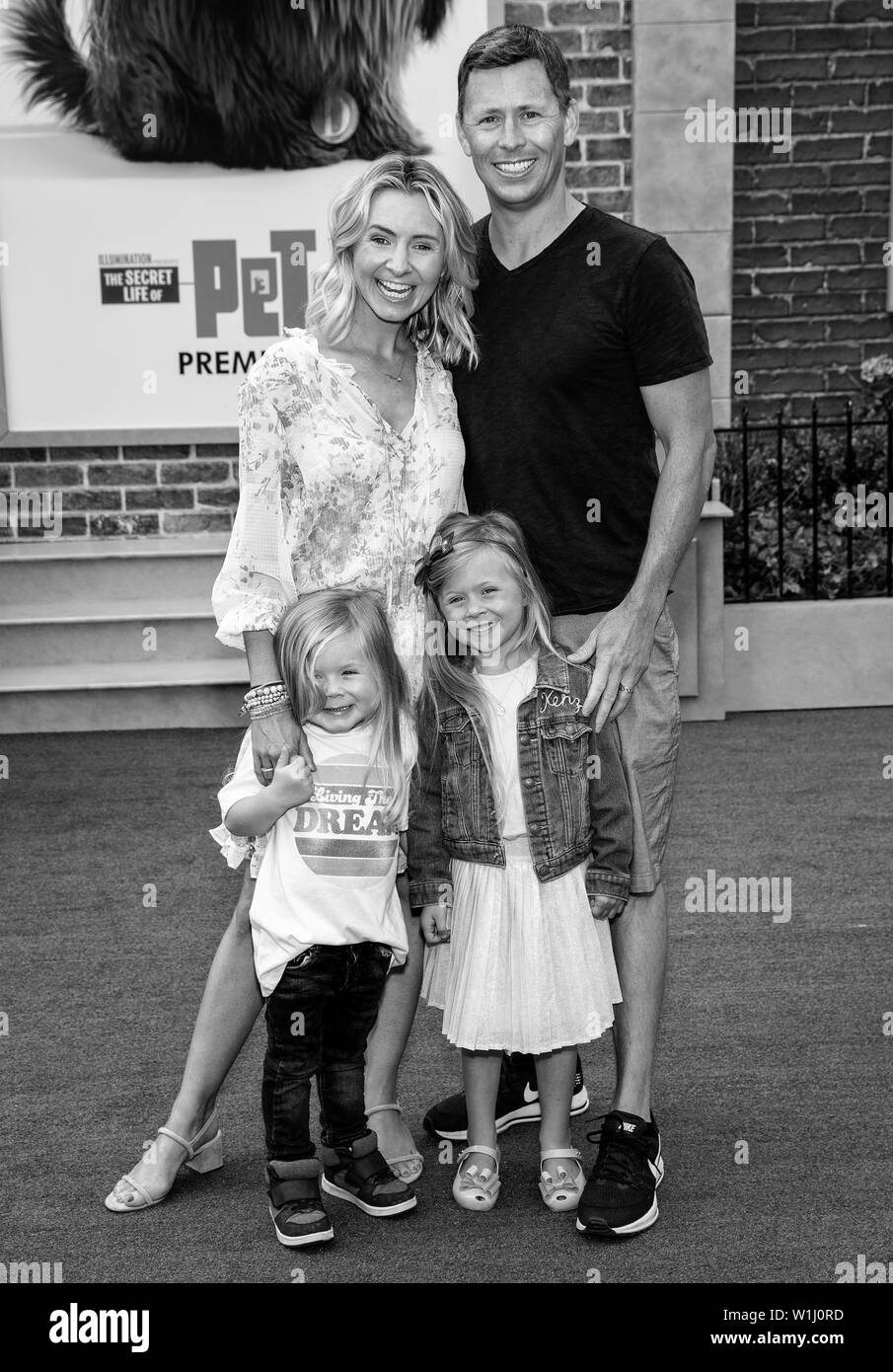 Los Angeles, CA - 02 juin 2019 : Beverley Mitchell (haut, L), mari Michael Cameron (R), fils Hutton (bas, L) et sa fille Kenzie (C) participer à la Pr Banque D'Images