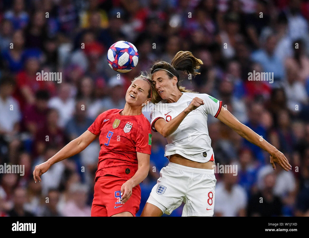 Lyon. 2 juillet, 2019. Jill Scott (R) de l'Angleterre pour la balle avec Lindsey Horan des États-Unis au cours de la demi-finale entre les États-Unis et l'Angleterre à la 2019 Coupe du Monde féminine de la fifa à Stade de Lyon à Lyon, France le 2 juillet 2019. Credit : Mao Siqian/Xinhua/Alamy Live News Banque D'Images