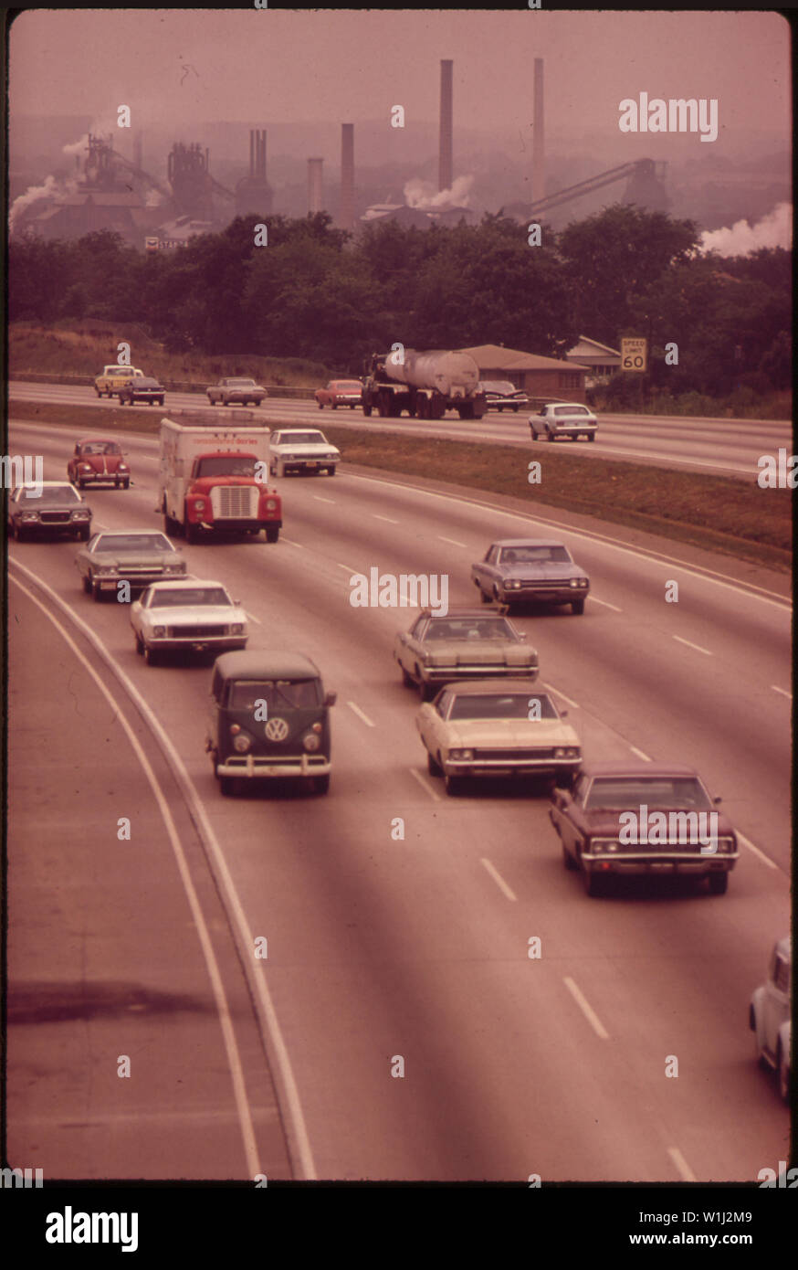 Obscurcit l'HORIZON DE SMOG de Birmingham. L'ABONDANCE DE LA VILLE DE CHARBON, DE FER ET DE CALCAIRE PREND EN CHARGE Deux fours de U.S. Steel et comme l'industrie lourde comme PIPE, LES MACHINES ET LA PRODUCTION DE WAGONS DE MARCHANDISES Banque D'Images