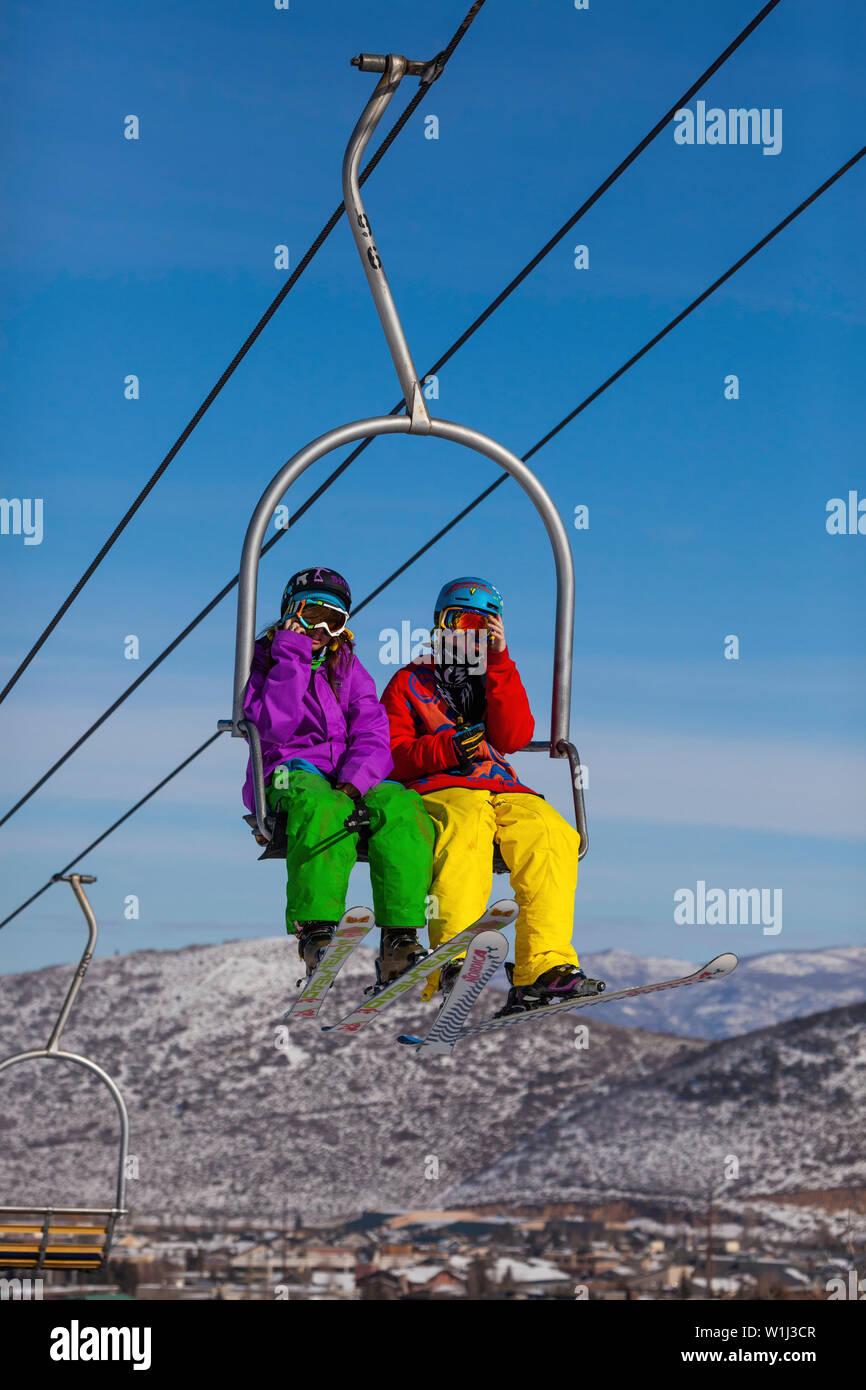 2 skieurs de couleurs vives équitation un téléski, Park City Mountain Resort, Park City, Utah Banque D'Images