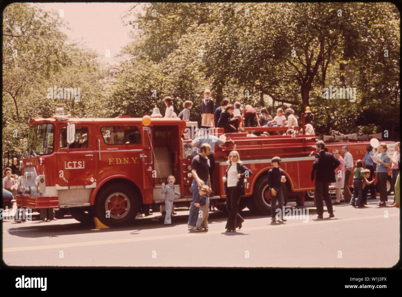 FESTIVAL DE PRINTEMPS DE CARL SCHURZ PARK ENTRE EAST END AVENUE ET DE L'EAST RIVER À MANHATTAN dans l'UPPER EAST SIDE. De nombreux sites DU FESTIVAL, le vieux camions de pompiers ont APPEL SPÉCIAL POUR LES PLUS JEUNES Banque D'Images