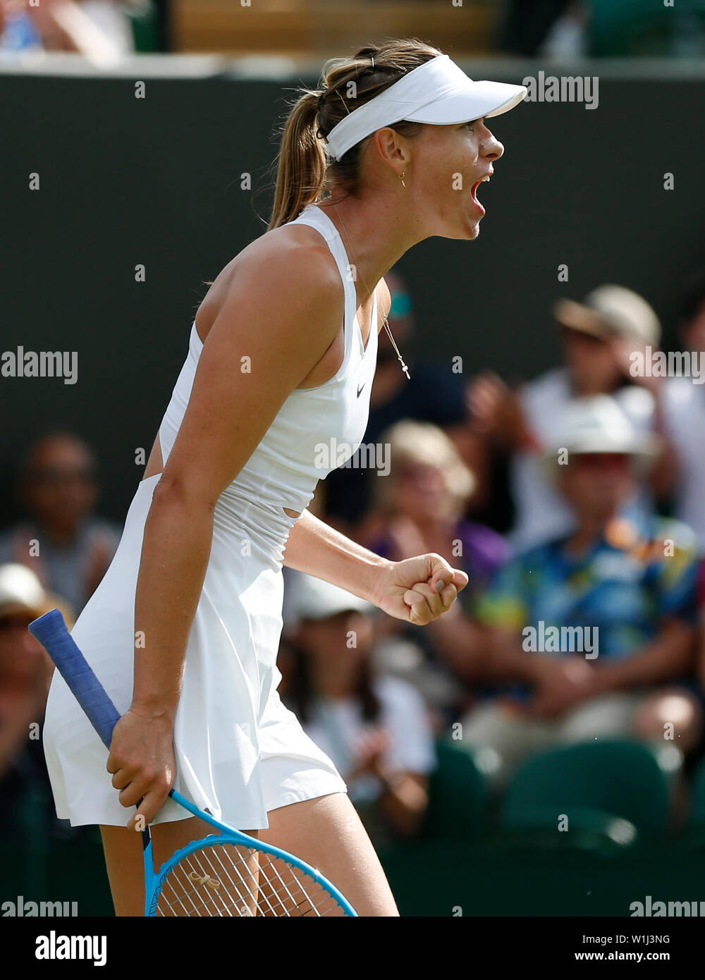 Londres, Grande-Bretagne. 2 juillet, 2019. Maria Sharapova de la Russie célèbre durant la première série de match avec Pauline Parmentier de la France à la Tennis de Wimbledon 2019 à Londres, en Grande-Bretagne, le 2 juillet 2019. Credit : Han Yan/Xinhua/Alamy Live News Banque D'Images