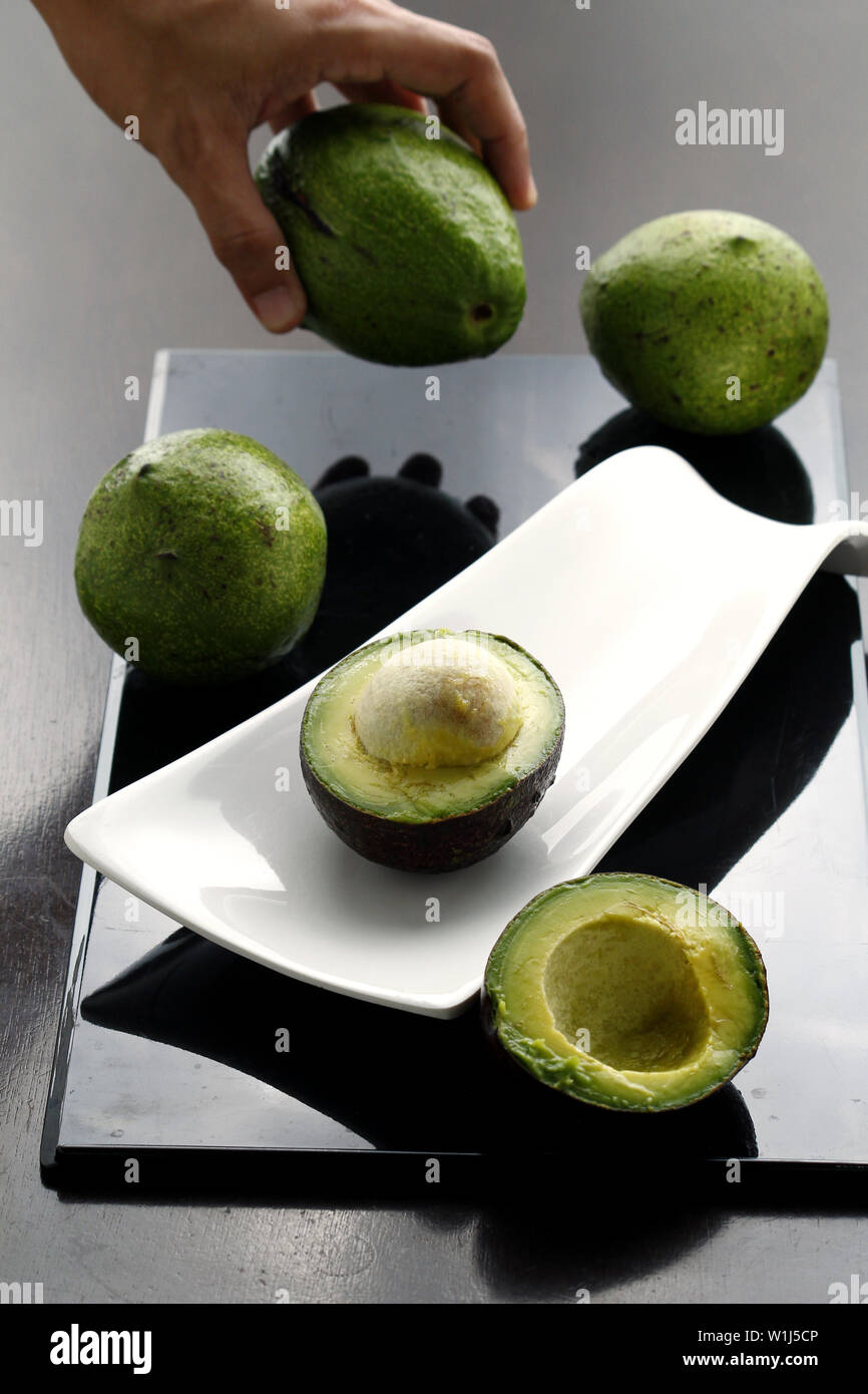 Photo de tranches d'avocat et part prendre un avocat Banque D'Images