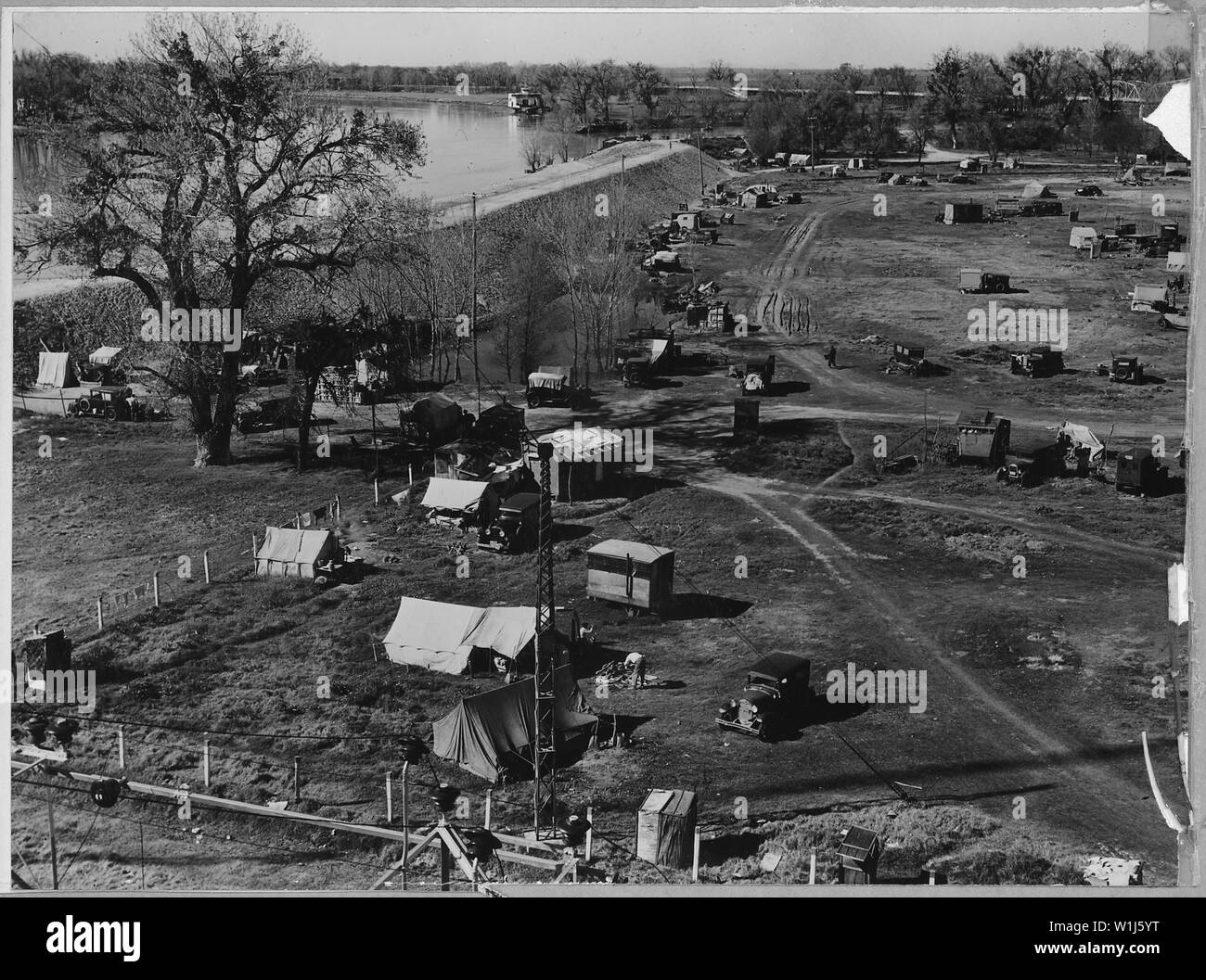 Sacramento, Californie. Camp de squatters de migrants du travail agricole un huitième de mille à l'extérieur ville l . . . ; Portée et contenu : la légende complète se lit comme suit : Sacramento, en Californie. Camp de squatters de migrants du travail agricole un huitième mile l'extérieur des limites de la ville du Capitole de l'Etat de la Californie. Au-dessus de 125 unités, surtout des familles, sans l'assainissement ; l'eau offert par power company de simple robinet. De l'autre côté de la route principale (en haut à droite du panneau) est un camp de la remorque. Au-delà est une nouvelle ville en développement shack communauté où beaucoup sont vendus et les familles s'installent dans la maison de fortune-construit des cabanes et Banque D'Images