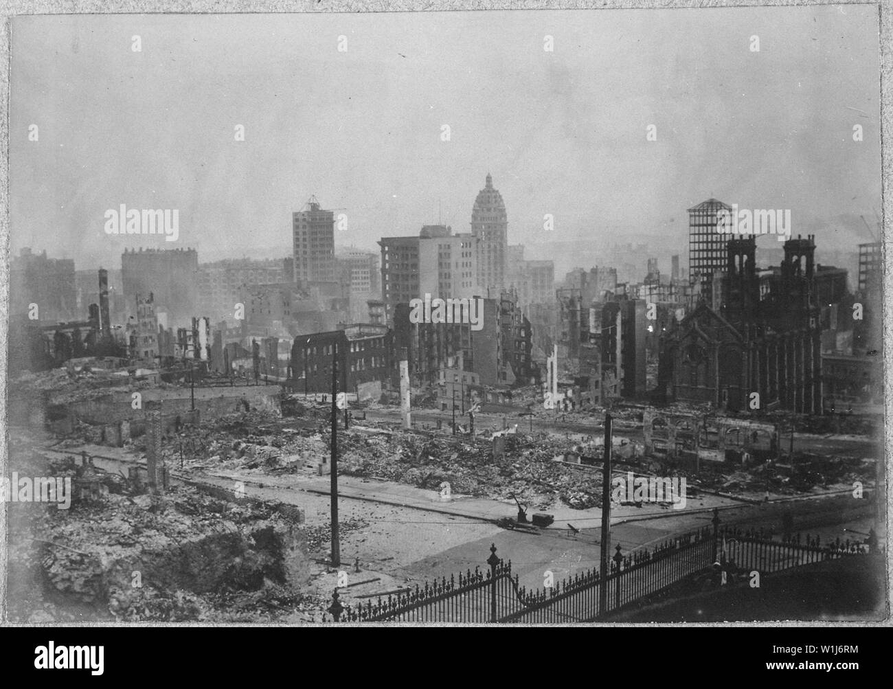 Tremblement de terre de San Francisco de 1906 : vue générale de Nob Hill à au sud-est de l'hôtel Stanford ruines. Au premier plan, juste après la clôture de fer de Stanford, est l'intersection des rues Powell et pin. L'arrière de l'ancien Temple Emanu-El au 450 Sutter Street peut être vu sur la droite. L'appel au marché et rues tiers peut être vu dans le centre lointain et est la plus haute structure visible sur cette photo. Ruines de Hopkins Art Institute et Stanford's Mansion ne sont pas visibles sur cette photo. Banque D'Images