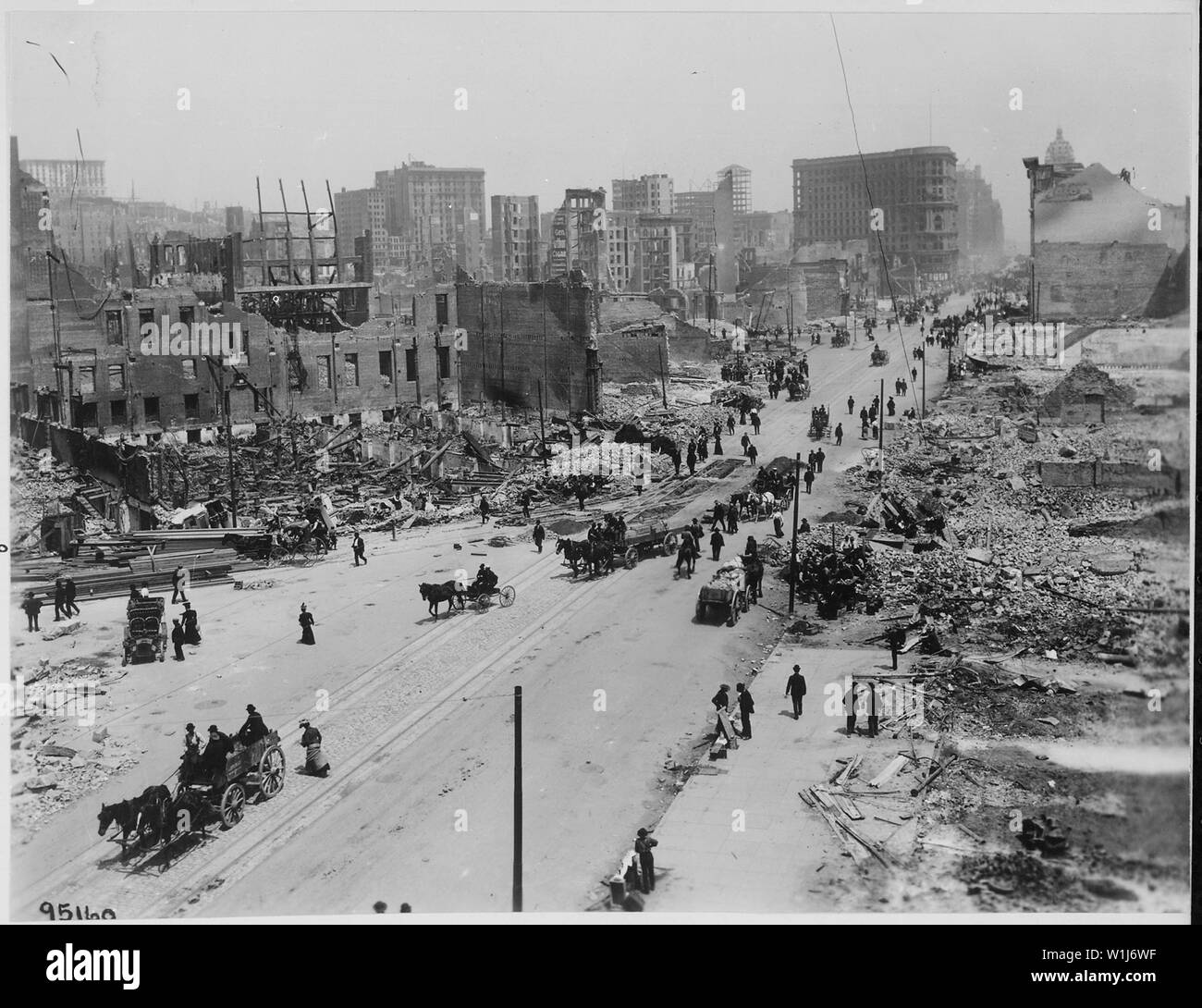 Tremblement de terre de San Francisco : 1906 Market Street, à l'ouest de Powell et la 5e Rue, montrant la zone à l'est de Taylor et Powell rues. C'est la partie principale de la vente au détail de San Francisco Banque D'Images