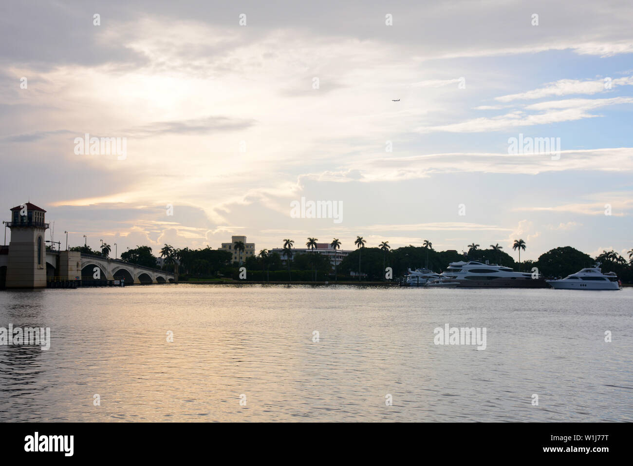 Palm Beach Florida Belle vue sur le pont et environs sur le lever du soleil heures Banque D'Images