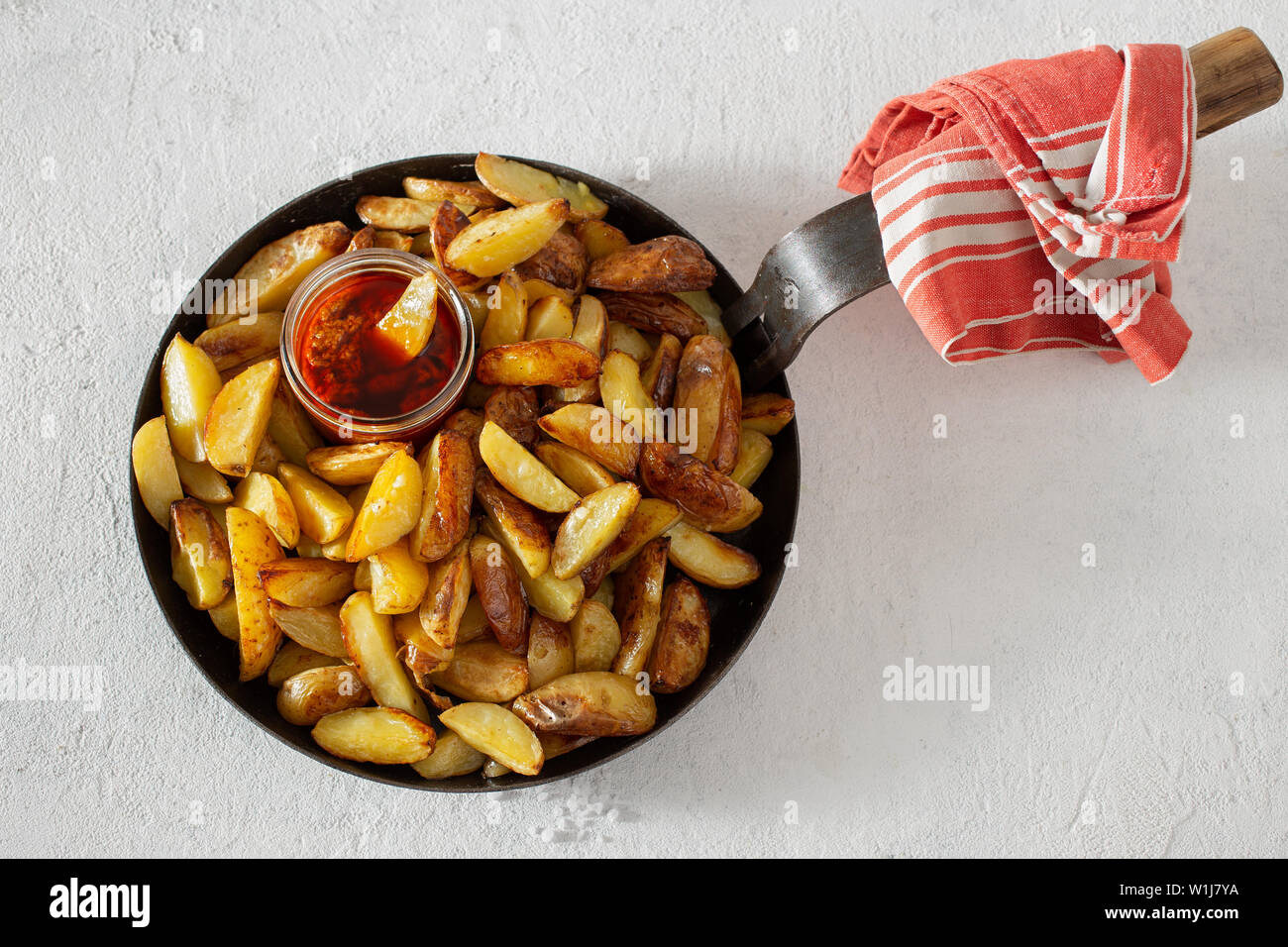 Frites fraîches avec sauce brava sur fond blanc Vue de dessus Banque D'Images