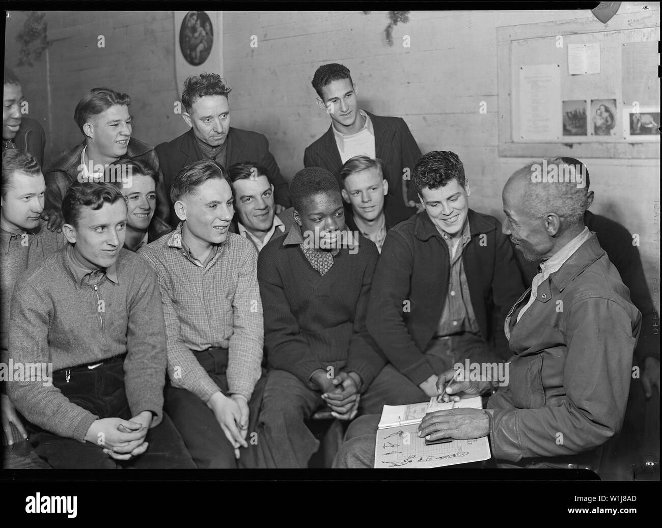Scott's Run, West Virginia. Homme au chômage Participation à une réunion du Conseil de l'Alliance des travailleurs - Tous les hommes sont au chômage. Ils indiquent l'âge et le type de groupes de chômeurs sur Scott's Run. Les hommes plus jeunes qu'ils sont indigènes né et représentent la deuxième génération de Scott's Run mineurs. Les chômeurs Conseil se réunit dans la cabane d'un centre communautaire. Banque D'Images
