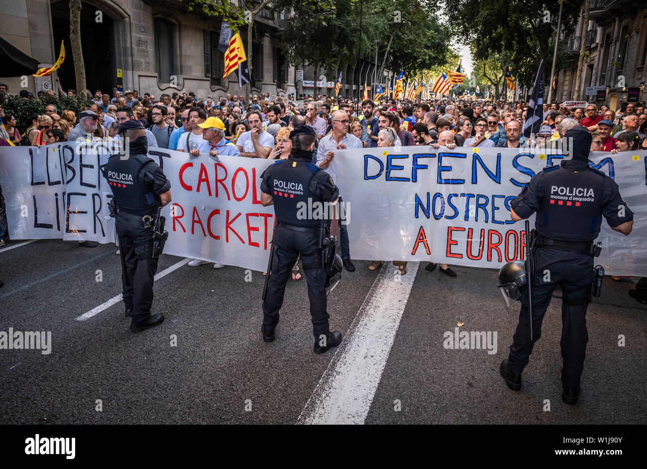 Barcelone, Espagne. 07 juillet, 2019. Des agents de la police catalane, les Mossos d'Esquadra bloquer les manifestants avant d'atteindre le Consulat d'Italie au cours de la protestation. Credit : SOPA/Alamy Images Limited Live News Banque D'Images