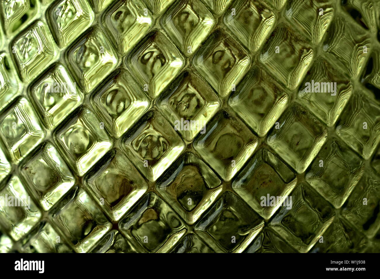 Résumé fond vert avec des formes de diamants en verre réfléchissant Banque D'Images