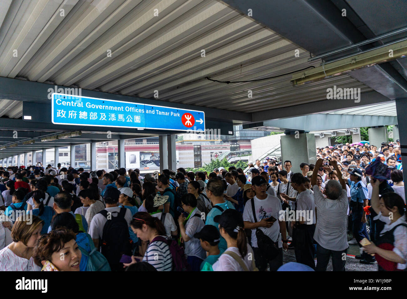 Protestation contre Hong Kong : pro-police rassemblement contre des manifestants anti extradition Banque D'Images