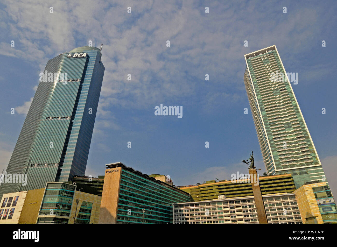 Jakarta, Indonésie - JAKARTA/06 décembre 2008 : Banque de l'Asie centrale (BCA) et l'hôtel Indonesia Kempinski à bundaran hi avec statue de bienvenue Banque D'Images