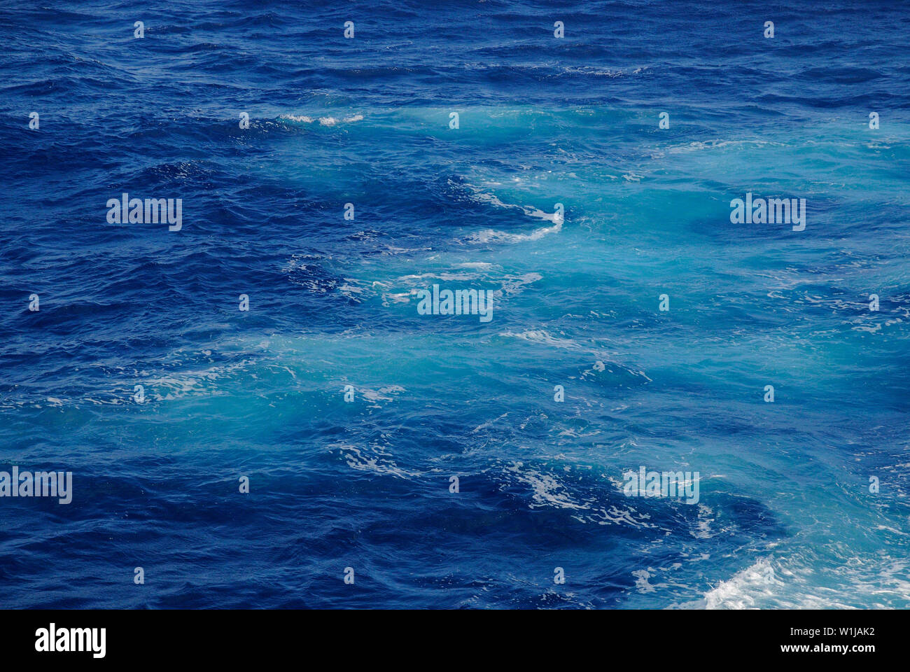 Mer des Caraïbes, les eaux internationales - 21 octobre 2013 : le service d'un échange de porte-conteneurs dans les eaux des Caraïbes Banque D'Images