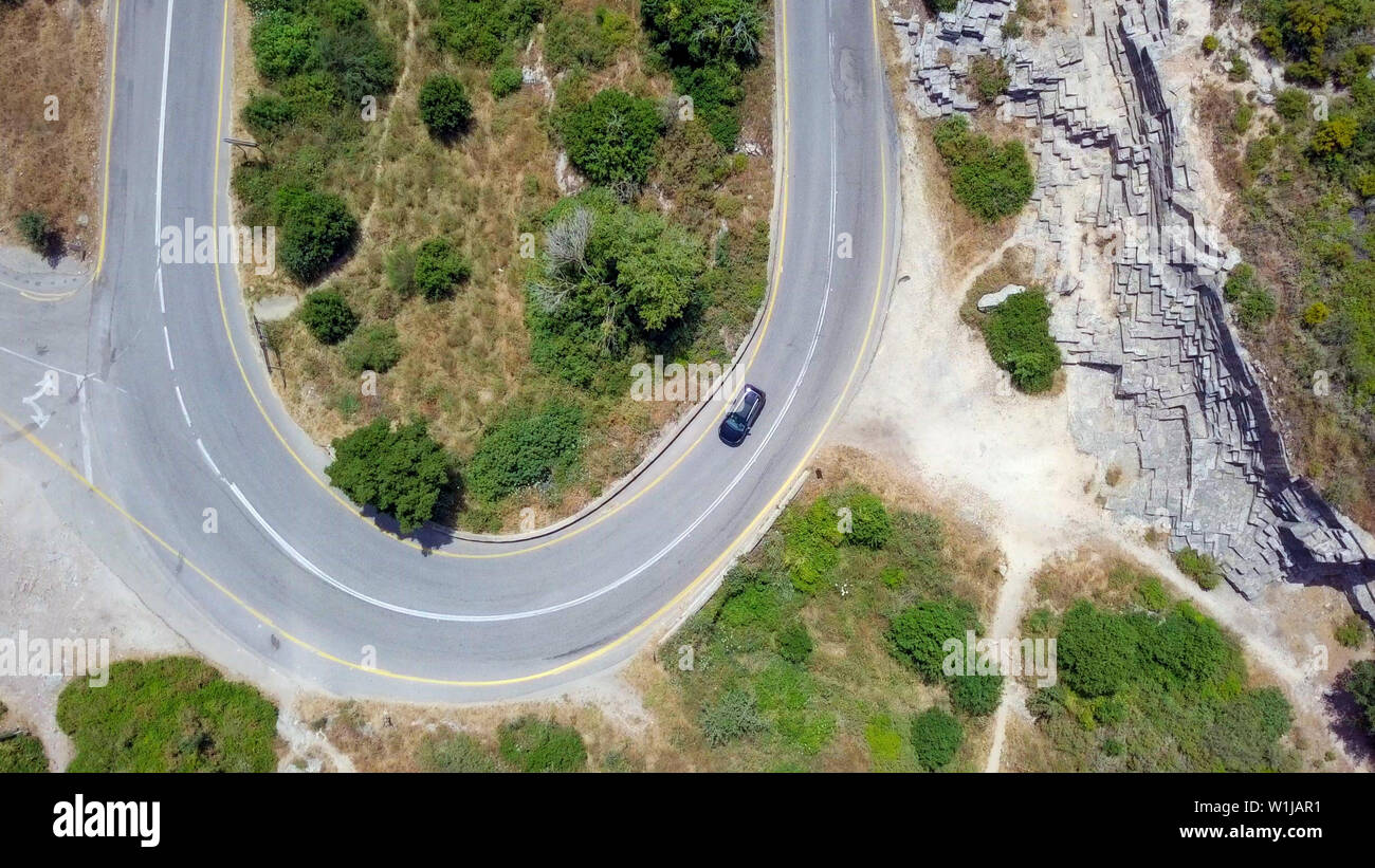 Trafic sur une route de montagne de Serpentine, image aérienne. Banque D'Images