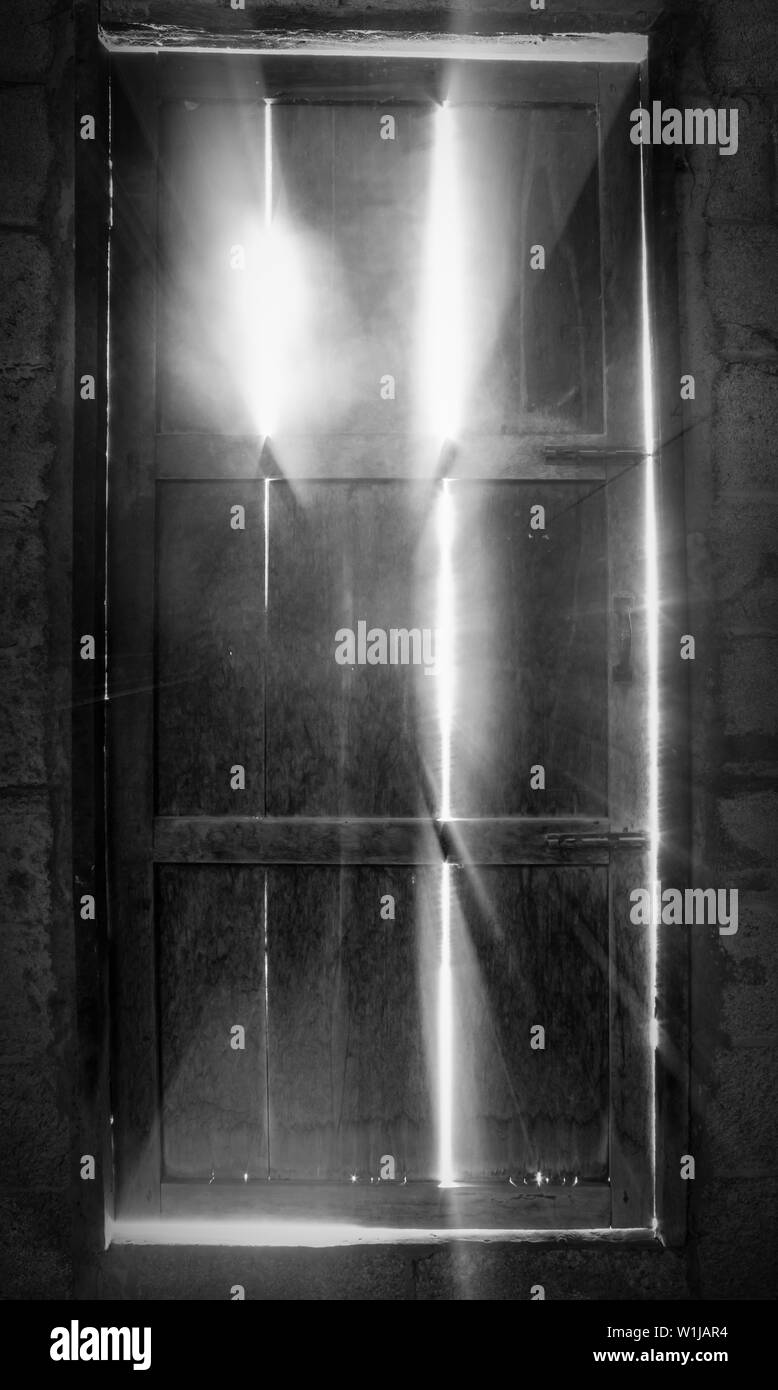 Ancienne porte de lumière pénétrant par une image en noir et blanc, un sens de la tradition. Banque D'Images