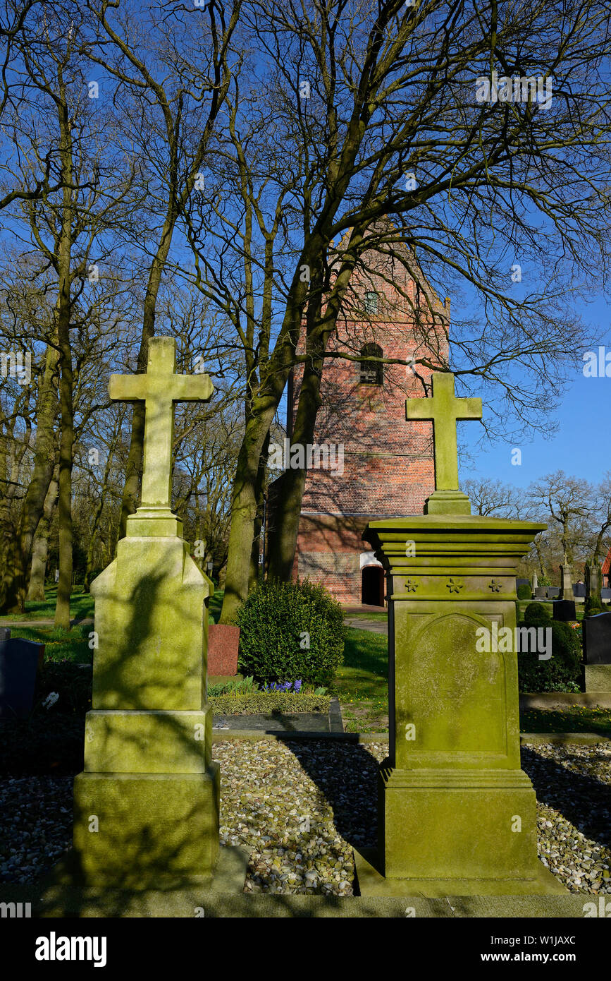 Backemoor, Niedersachsen, Allemagne - 15 avril 2015 : l'église luthérienne protestante saint Vincent et Saint Laurent à partir de la 13e siècle et ses gra Banque D'Images