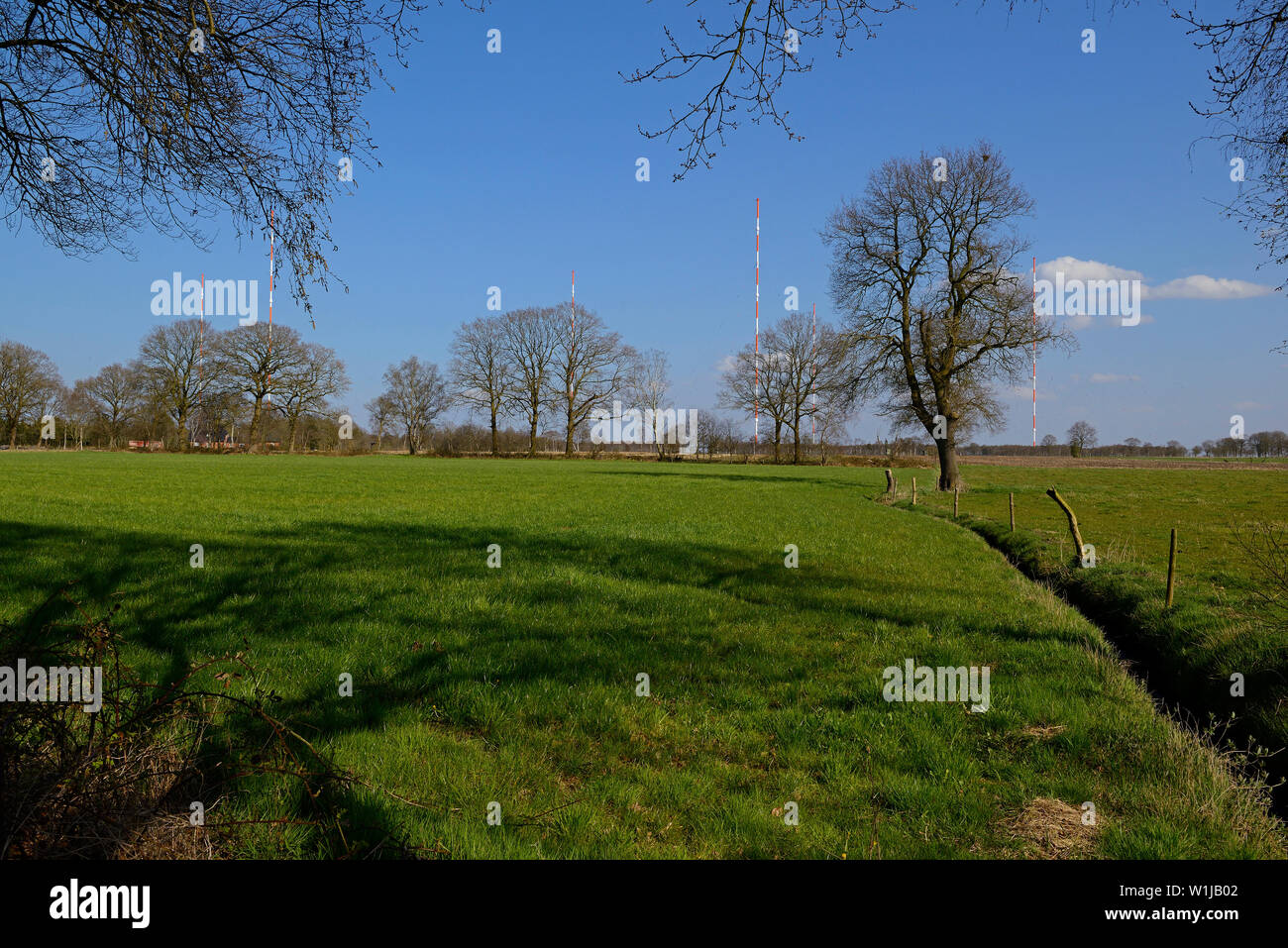 Burlage, Niedersachsen, Allemagne - 15 avril 2015 : long wireleass fréquence ultra marine station de transmission dho 38 avec ses 352,9 m de haut mâts Banque D'Images