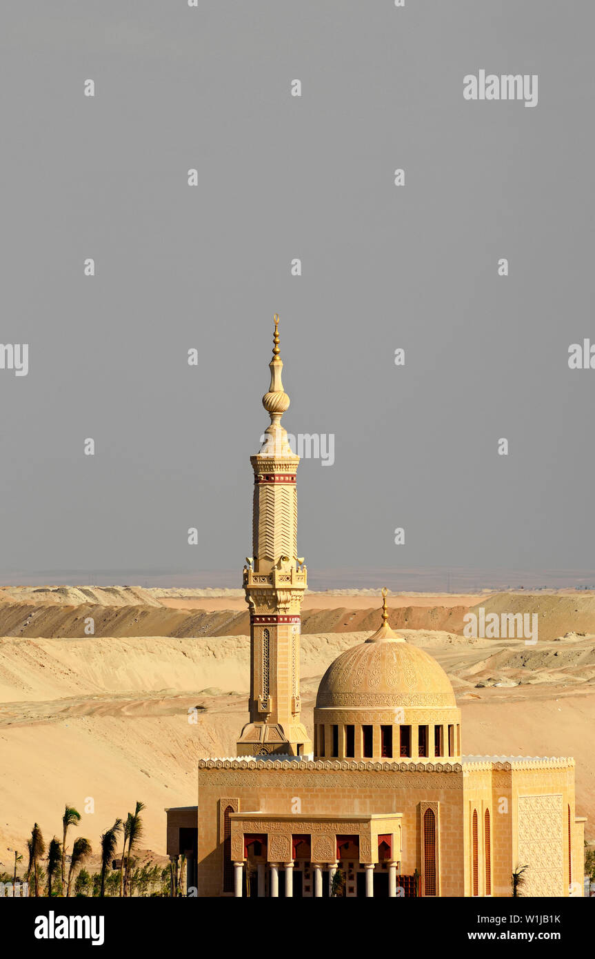 Près de 77 km du canal de Suez, Egypte - décembre 01, 2015 : une mosquée au projet de développement de la région du canal de Suez, Ismaïlia nouvelle ville sur la péninsule du Sinaï Banque D'Images