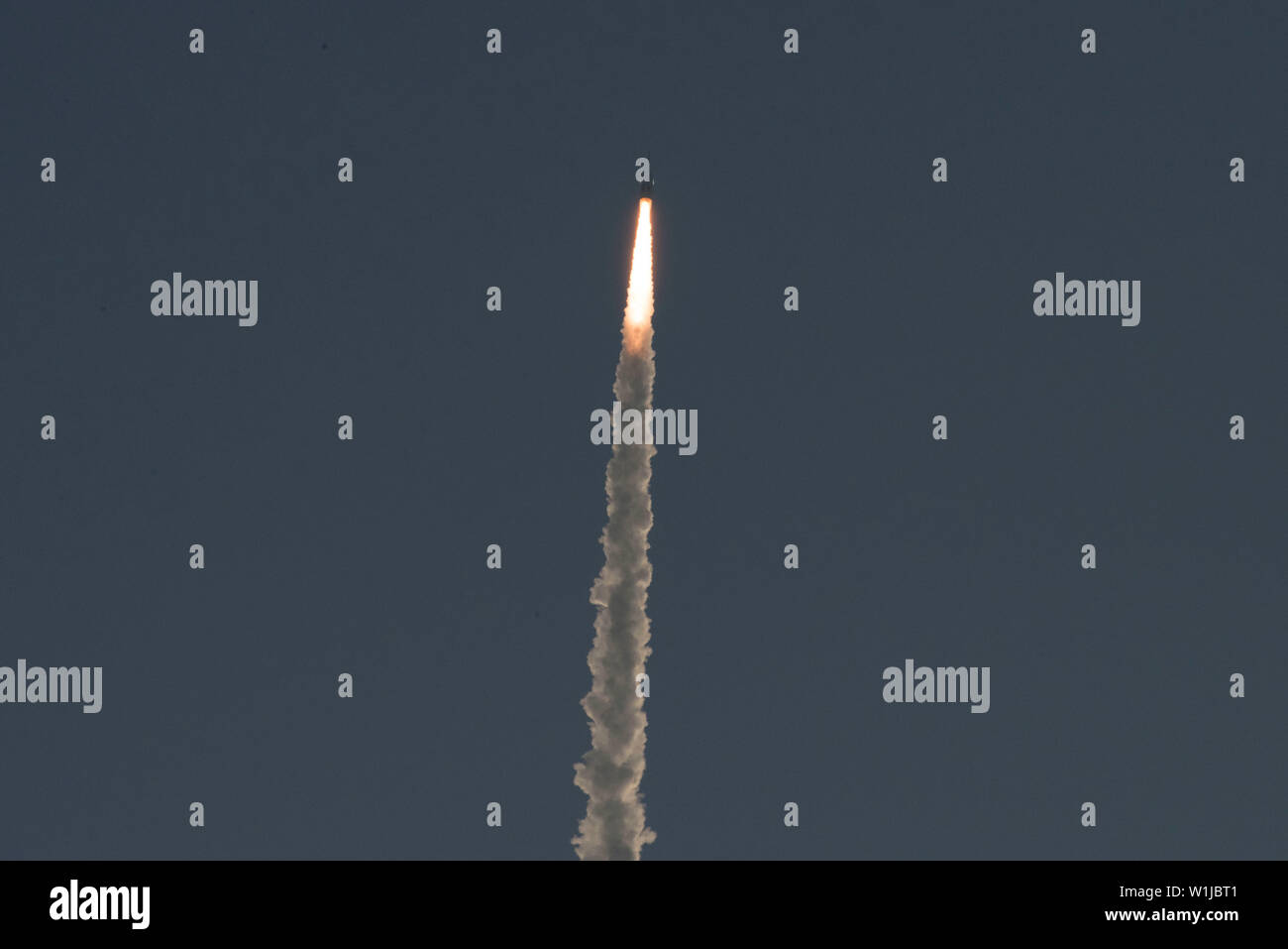 La 45e Escadre l'espace pris en charge en vol avec succès l'essai de l'abandon National Aeronautics and Space Administration (NASA) capsule Orion le 2 juillet 2019, à Cap Canaveral Air Force Station, en Floride, à bord de la capsule de Northrop Grumman, fusée Minotaur IV a testé le système d'interruption de lancement qui assurera la sécurité de l'astronaute en cas d'anomalie lors de la re-saisie de la Terre de l'espace. (U.S. Air Force photo par un membre de la 1re classe Zoe Thacker) Banque D'Images