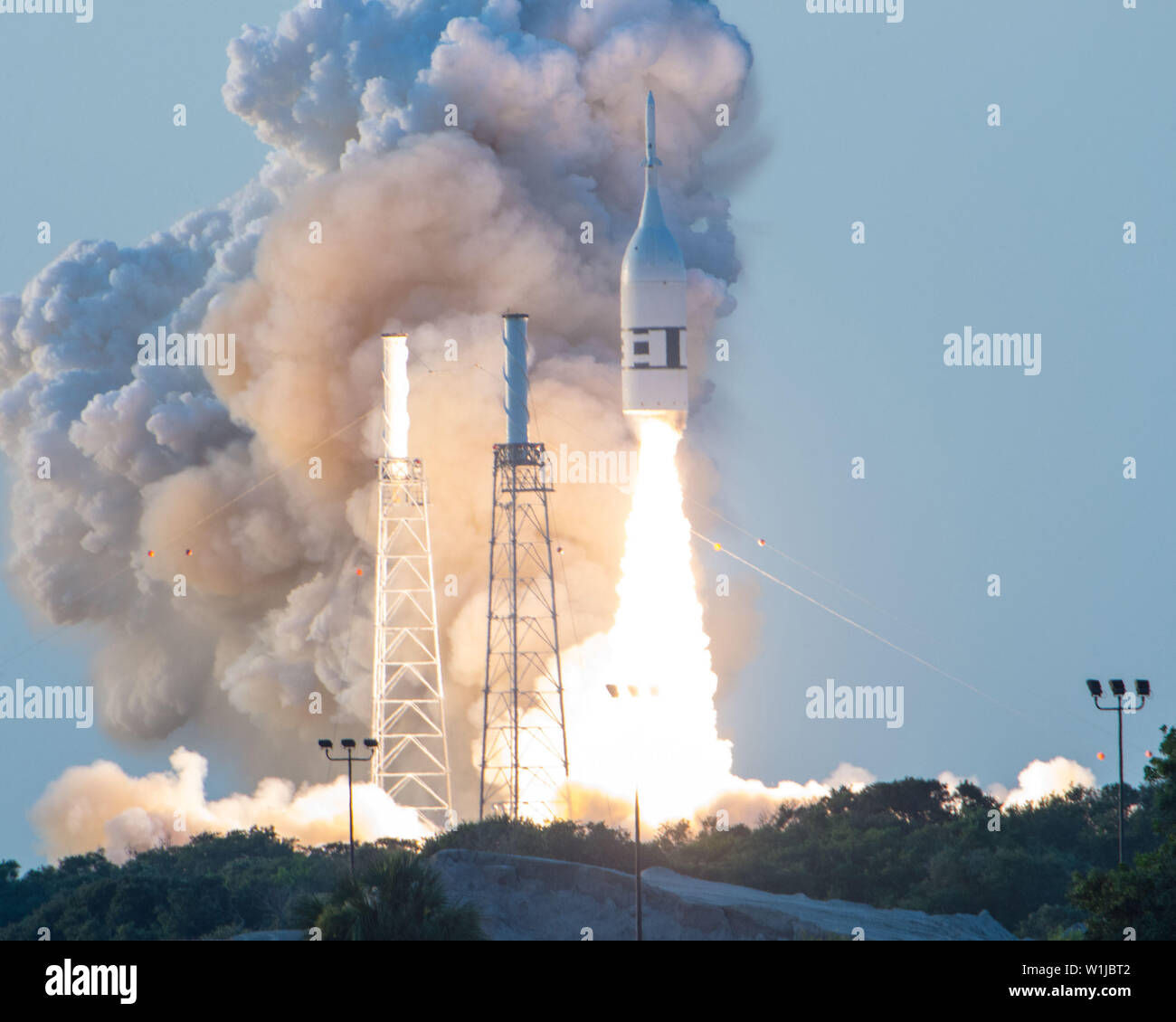 L'US Air Force's 45th Space Wing a appuyé l'ascension Abort-2 vol d'essai lancé à partir de la base aérienne de Cap Canaveral, en Floride, le 2 juillet 2019. La mission était de tester le lancement du système d'abandon de la NASA à bord de la capsule Orion pour les astronautes seront conservées en sécurité si une anomalie survient pendant le retour à la terre de l'espace. (U.S. Air Force photo de James Albert) Banque D'Images
