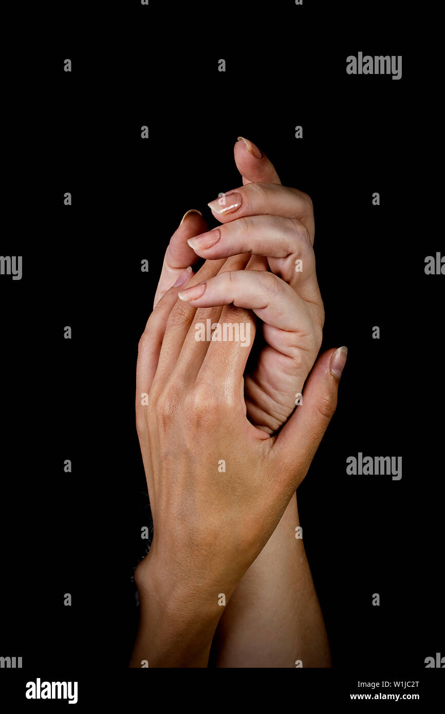 Les Deux Mains Entrelacees Sur Fond Noir Photo Stock Alamy Les Deux Mains Entrelacees Sur Fond Noir Photo Stock Alamy