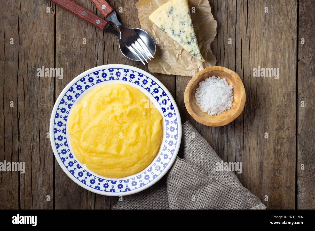 La cuisine italienne, la polenta avec du fromage gorgonzola sur table en bois. Vue d'en haut. Banque D'Images