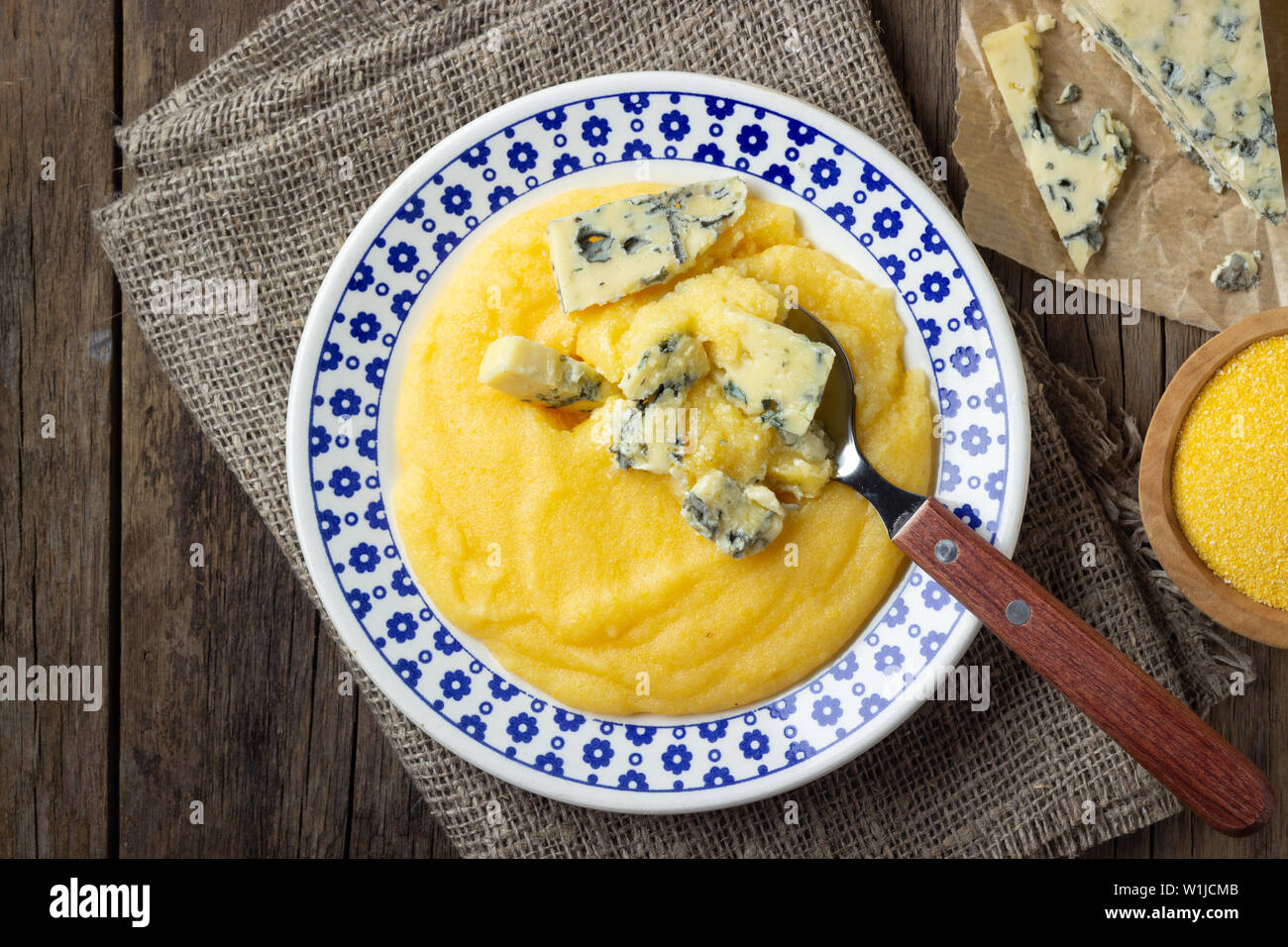 La cuisine italienne, la polenta avec du fromage gorgonzola sur table en bois. Vue d'en haut. Banque D'Images