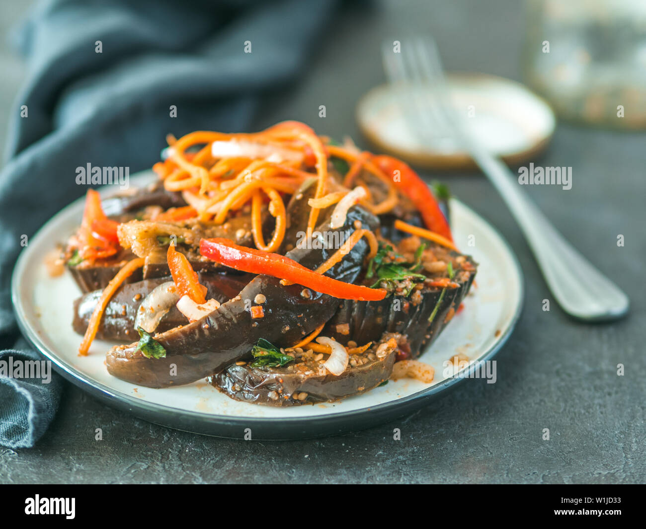 Salade d'aubergines marinées, carotte, oignon, poivron en plaque sur fond noir en noir. Les aliments fermentés sur tableau noir. Conserves de légumes. L'espace de copie pour le texte Banque D'Images