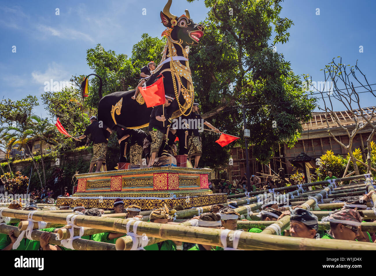 Ubud, Bali, Indonésie - 22 Avril 2019 : Cérémonie de la crémation royale  prepation. Les hindous balinais religion procession. Bade et Lembu taureau  noir symbole de Photo Stock - Alamy