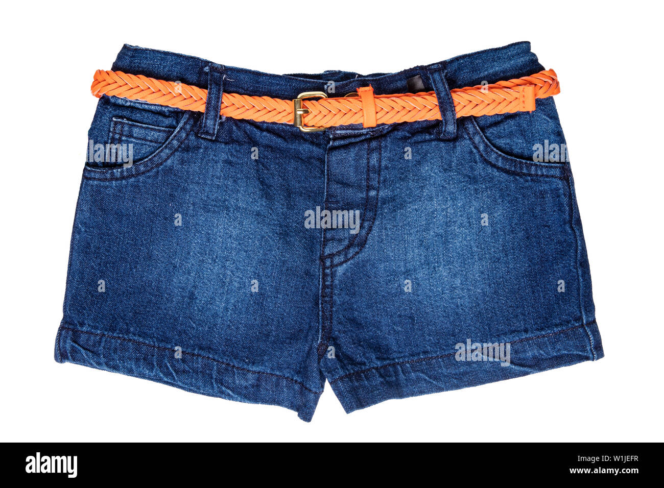 Short Jeans isolés. Court Pantalon de jeans élégant tendance avec ceinture  en cuir orange pour enfant fille isolé sur un fond blanc. Denim mode shor  Photo Stock - Alamy