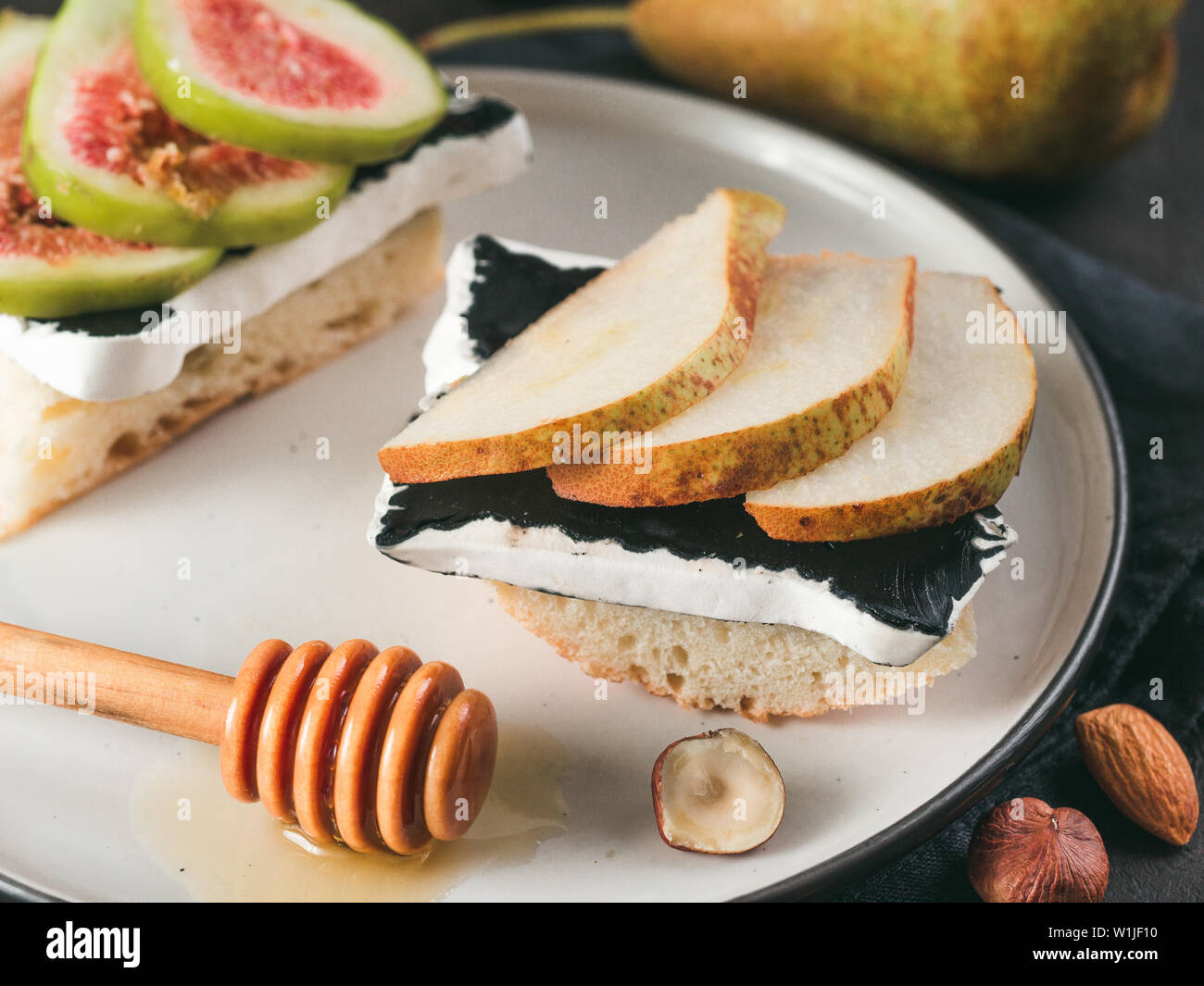 Pain perdu aux poires et fromage Camembert noir tranches sur la plaque. Petit-déjeuner ou collation saine idée et reciepe. Banque D'Images
