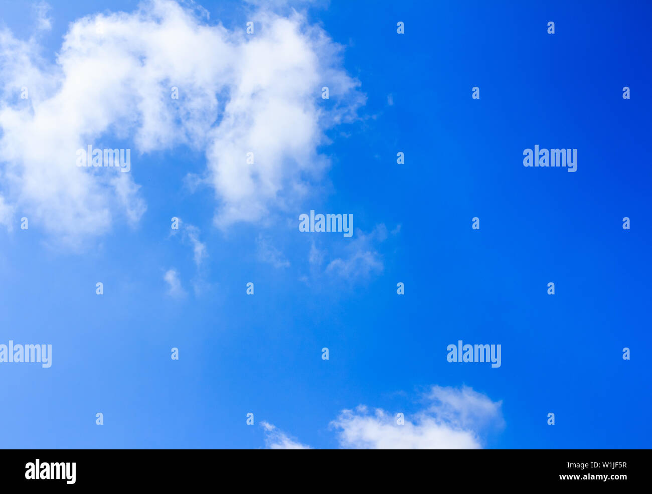 Avec ciel bleu nuageux Banque D'Images