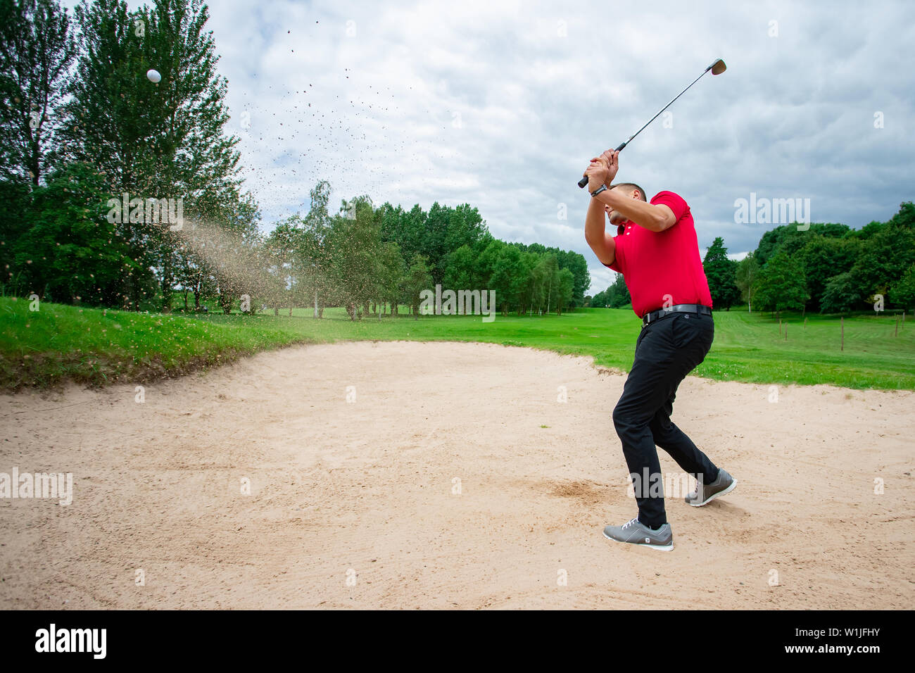 Un golfeur professionnel jouant une partie de golf. Banque D'Images