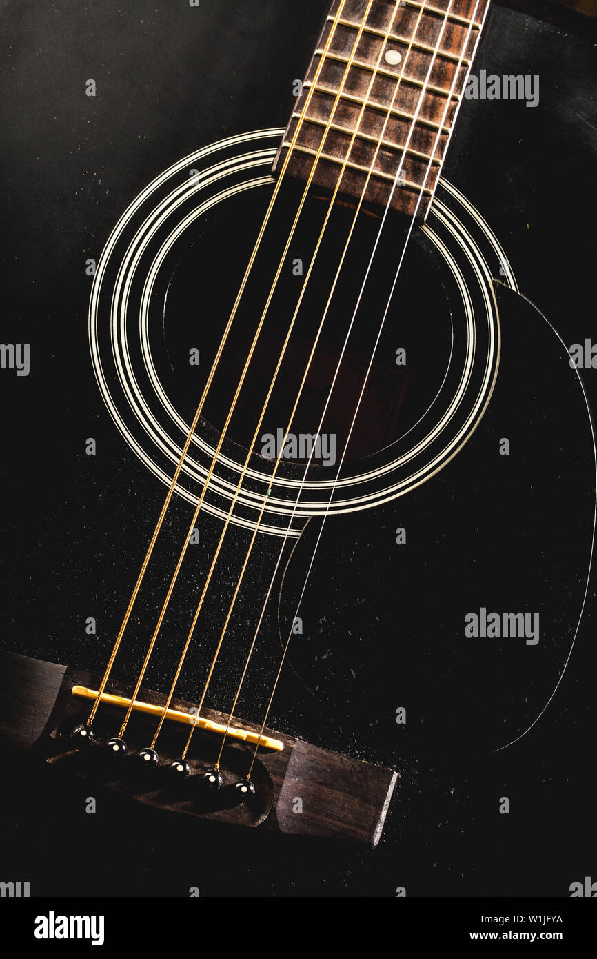 Guitare acoustique en noir et blanc de la salle de musique Banque D'Images