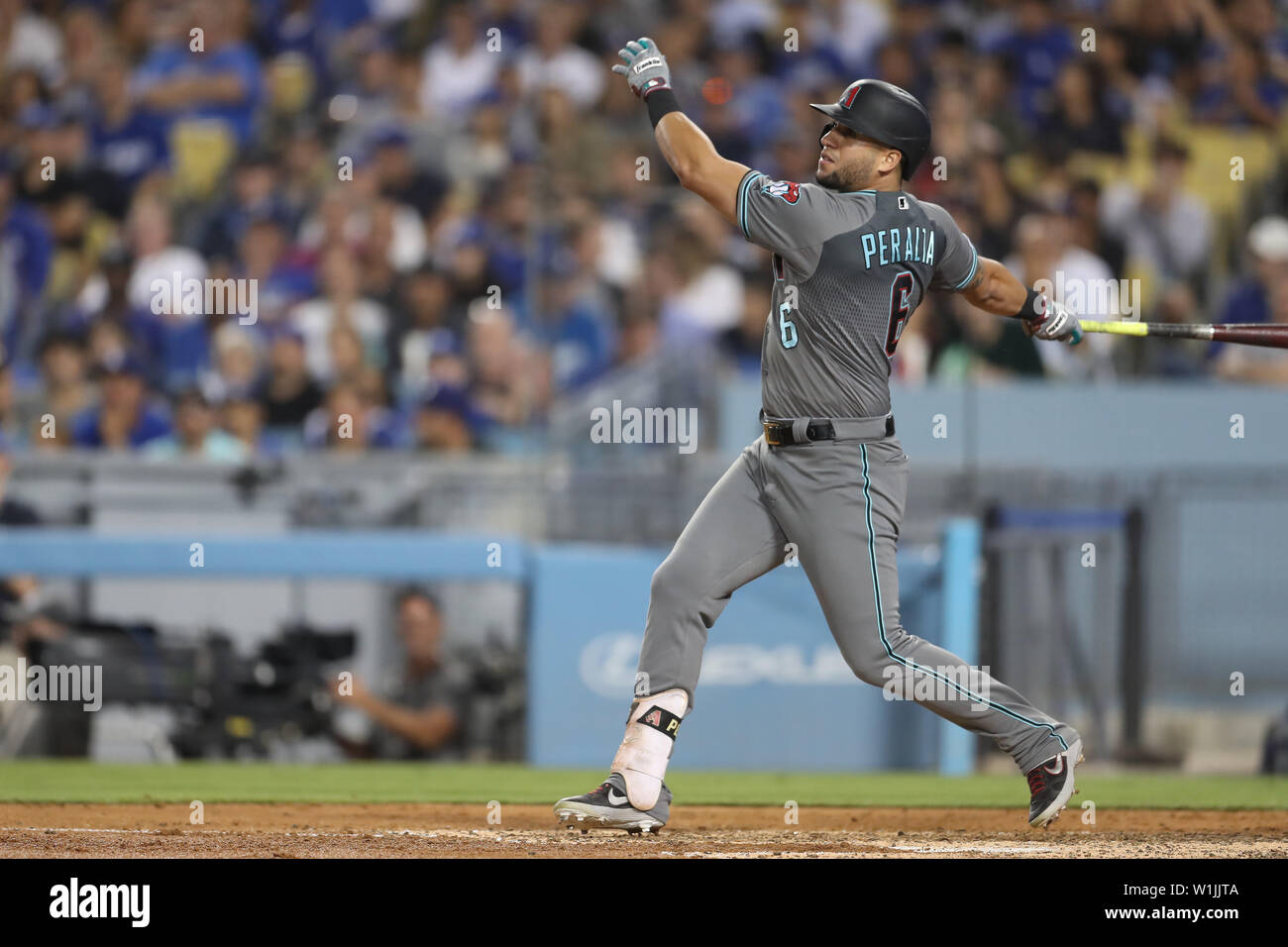 Los Angeles, CA, USA. 2 juillet, 2019. Le voltigeur des Arizona Diamondbacks David Peralta (6) des célibataires pendant le jeu entre les Diamondbacks de l'Arizona et Les Dodgers de Los Angeles au Dodger Stadium à Los Angeles, CA. (Photo de Peter Renner and Co) Credit : csm/Alamy Live News Banque D'Images