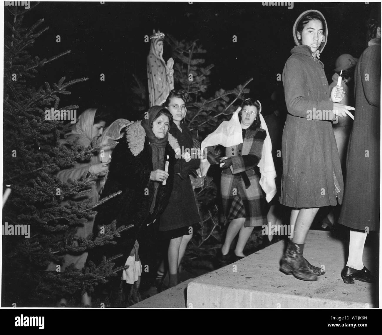 Comté de Taos, Nouveau Mexique. Fiesta de Guadalipe, bat. Après vêpres, congrégation quitte l'église, . . . ; Portée et contenu : la légende complète se lit comme suit : le comté de Taos, Nouveau Mexique. Fiesta de Guadalipe, bat. Après vêpres, congrégation de l'église laisse, des marches autour de la plaza long chemin bordé de petits feux, le chant, plus tard d'entrer de nouveau l'église pour la fin de cérémonie. Banque D'Images