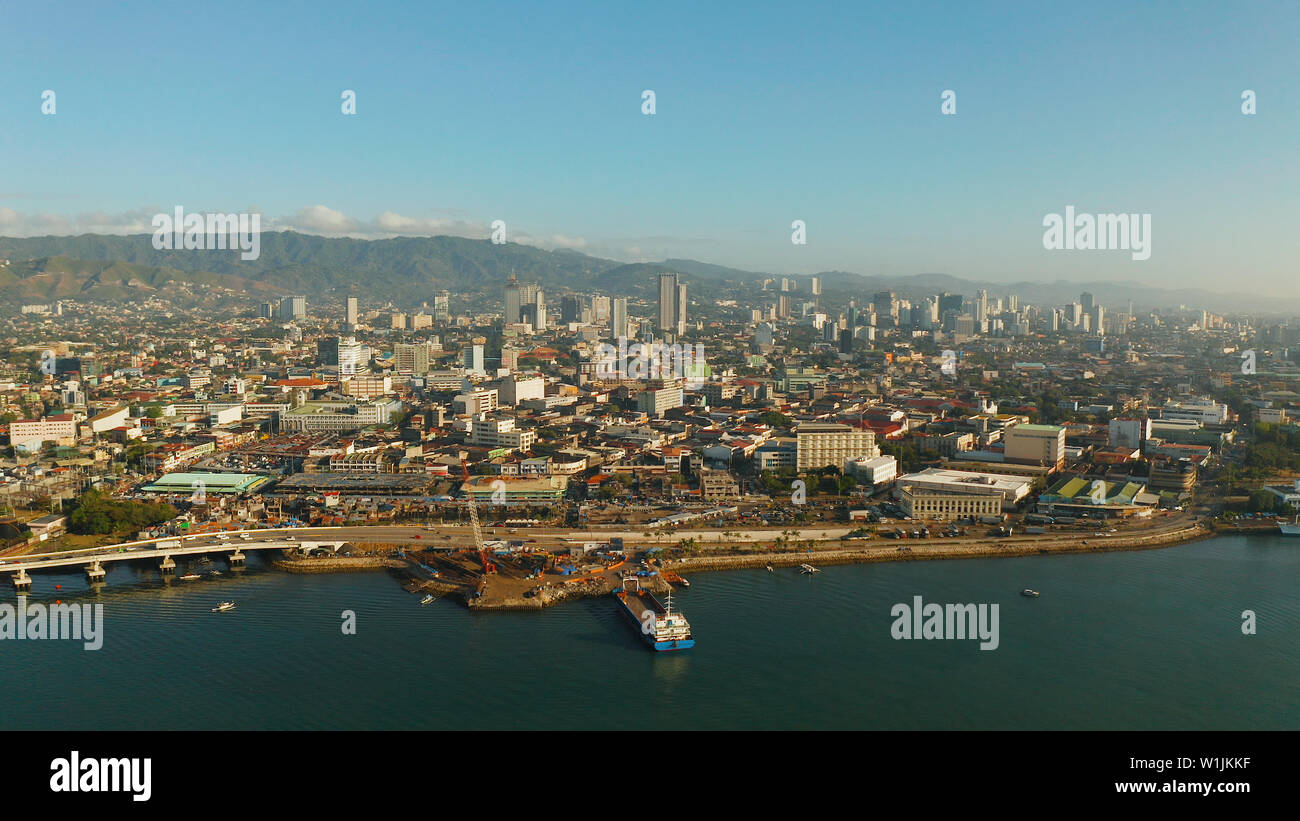 Vue aérienne du panorama de la ville de Cebu avec skyscraper, bâtiments et d'un port avec bateaux et ferry tôt le matin. Aux Philippines. Banque D'Images
