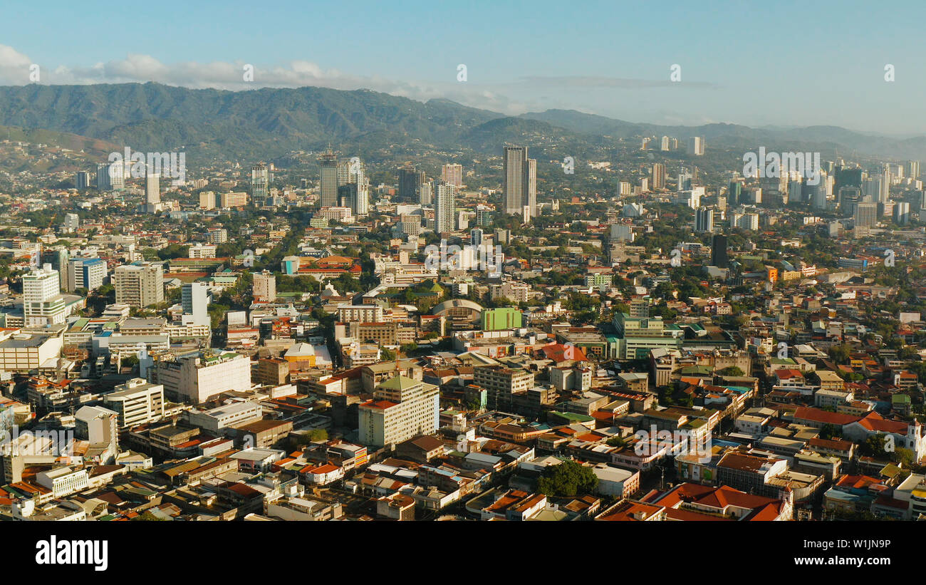 Vue aérienne de panorama de la ville de Cebu avec des gratte-ciel et bâtiments pendant le lever du soleil. Aux Philippines. Banque D'Images